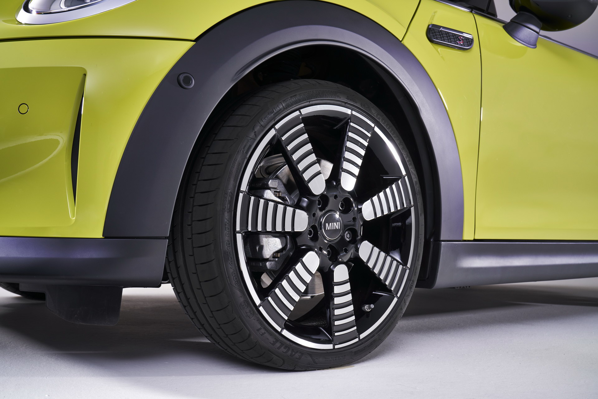 MINI Gives 2022 Hatches And Convertible A Maxi Update