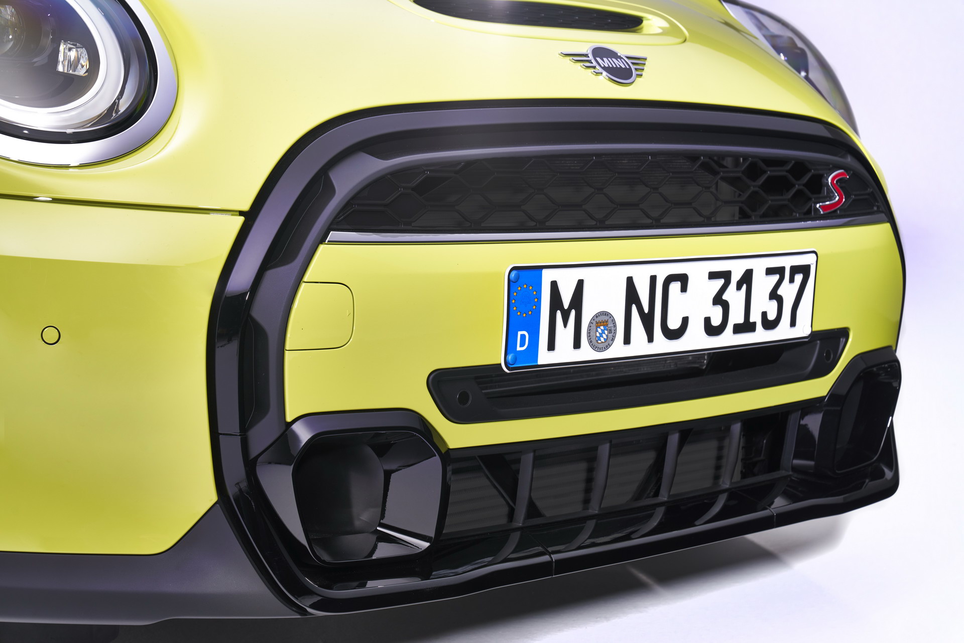 MINI Gives 2022 Hatches And Convertible A Maxi Update