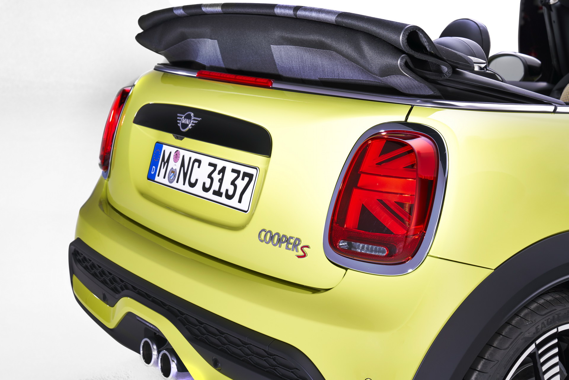 MINI Gives 2022 Hatches And Convertible A Maxi Update