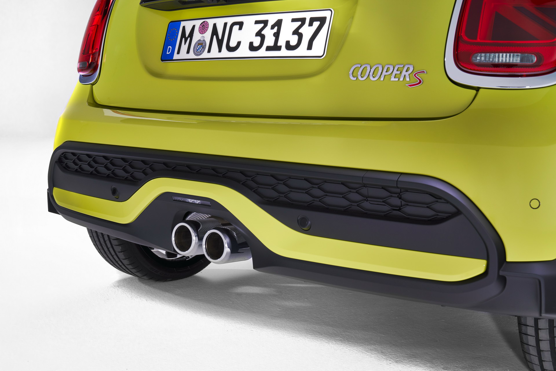 MINI Gives 2022 Hatches And Convertible A Maxi Update