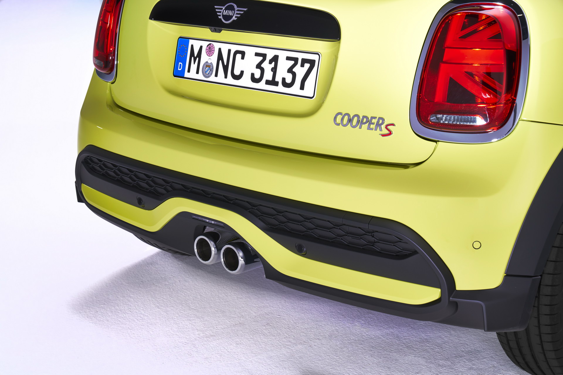 MINI Gives 2022 Hatches And Convertible A Maxi Update