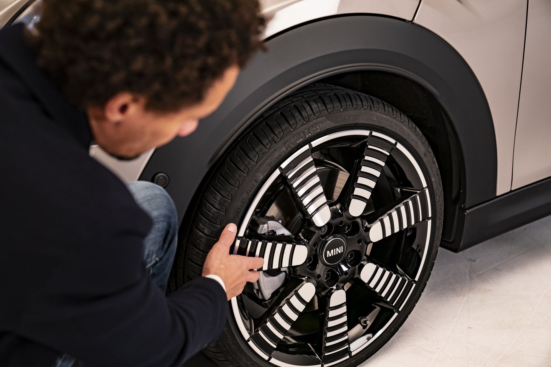 MINI Gives 2022 Hatches And Convertible A Maxi Update