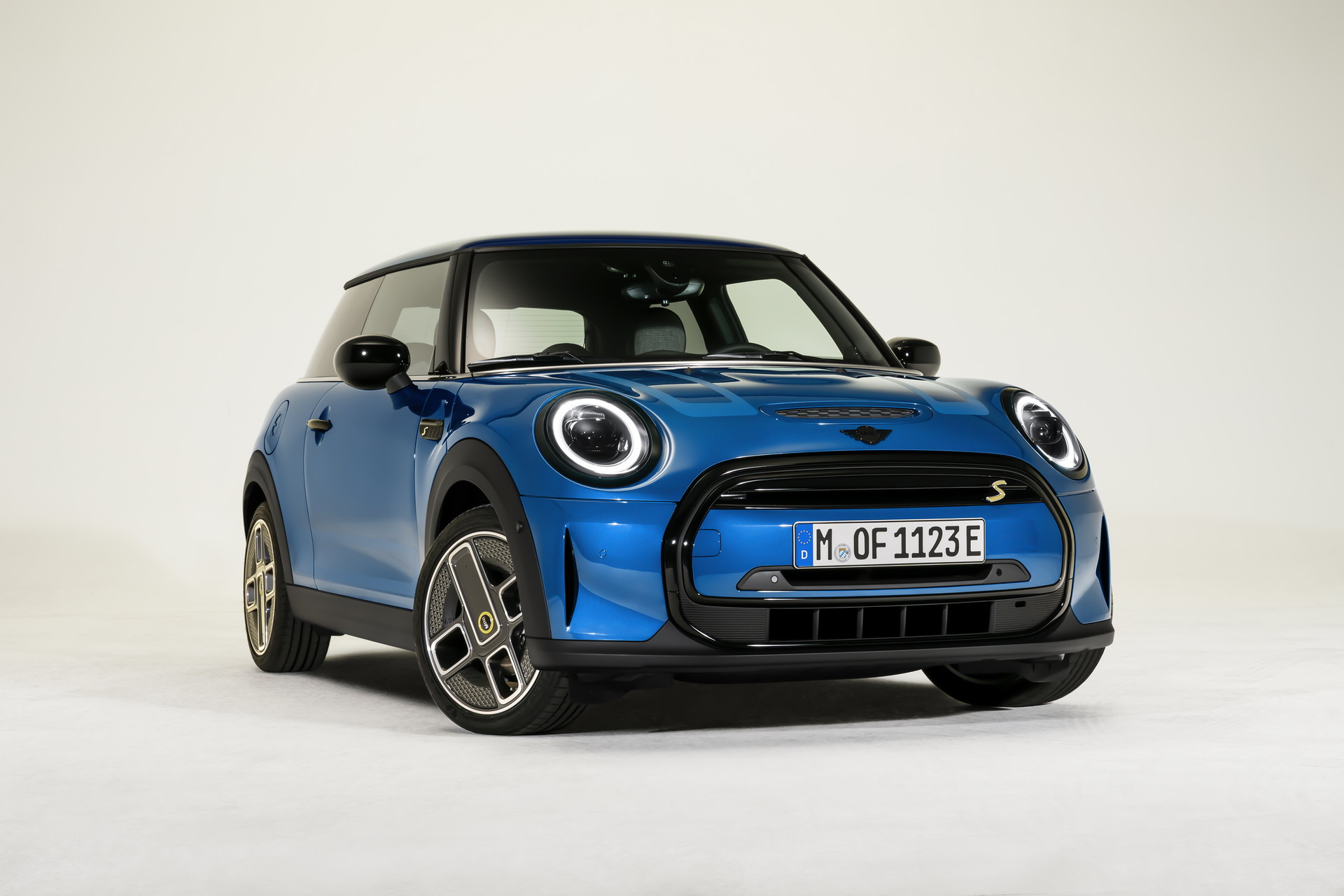 MINI Gives 2022 Hatches And Convertible A Maxi Update