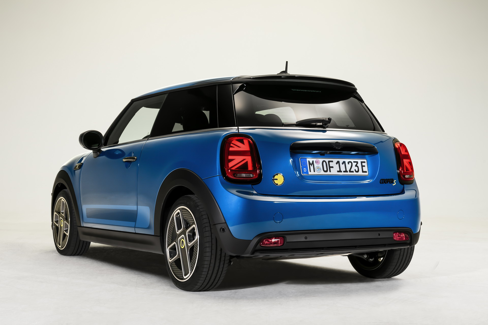 MINI Gives 2022 Hatches And Convertible A Maxi Update