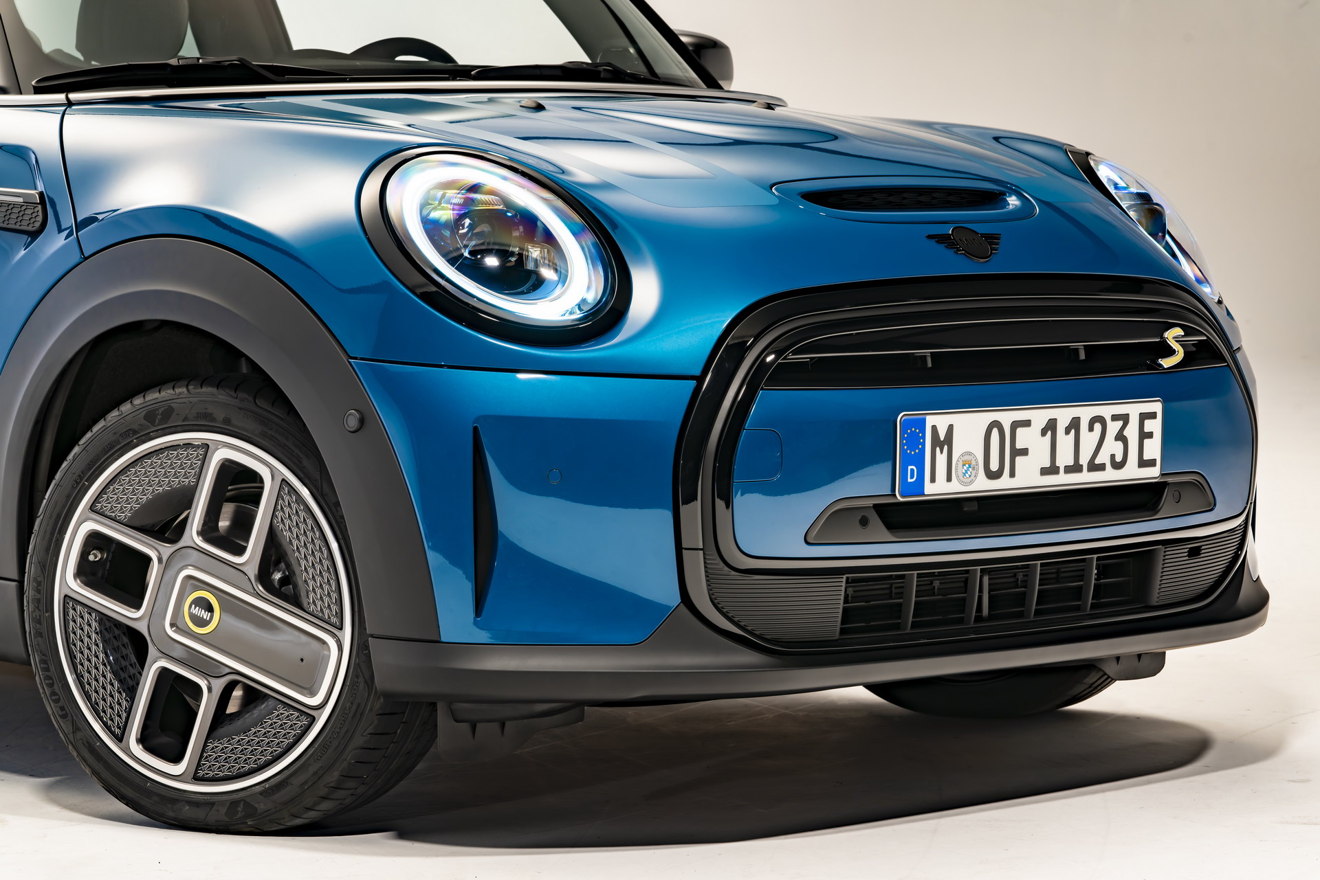 MINI Gives 2022 Hatches And Convertible A Maxi Update