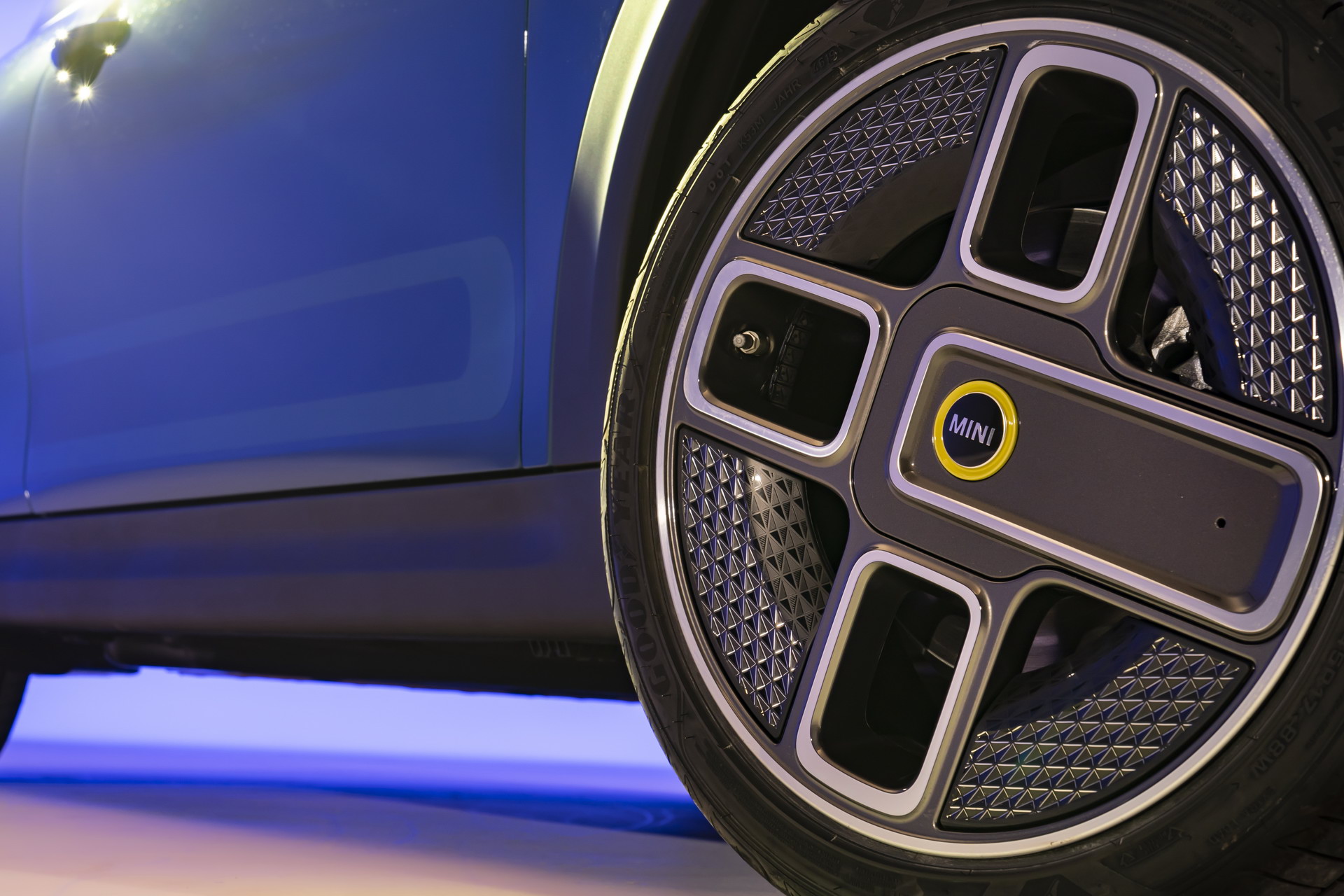 MINI Gives 2022 Hatches And Convertible A Maxi Update