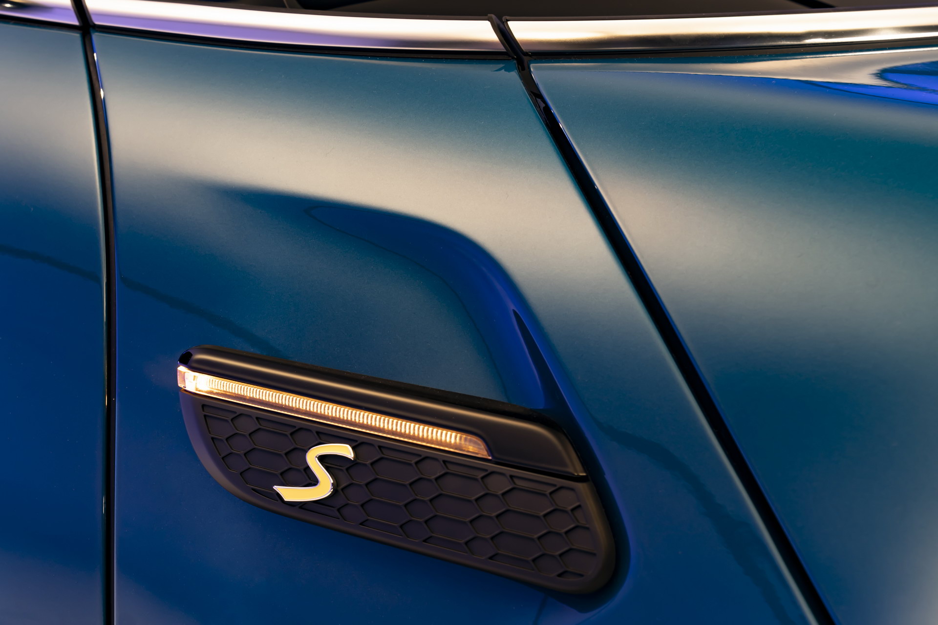 MINI Gives 2022 Hatches And Convertible A Maxi Update