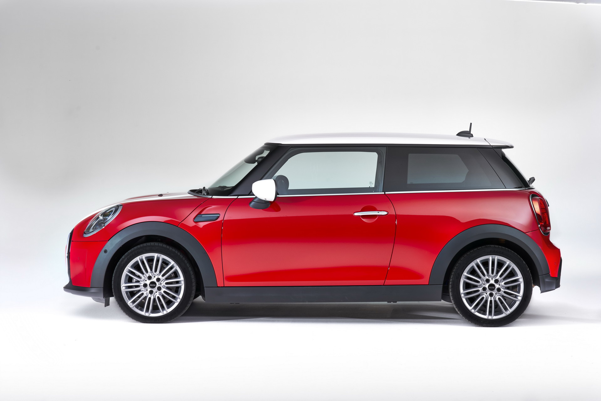 MINI Gives 2022 Hatches And Convertible A Maxi Update