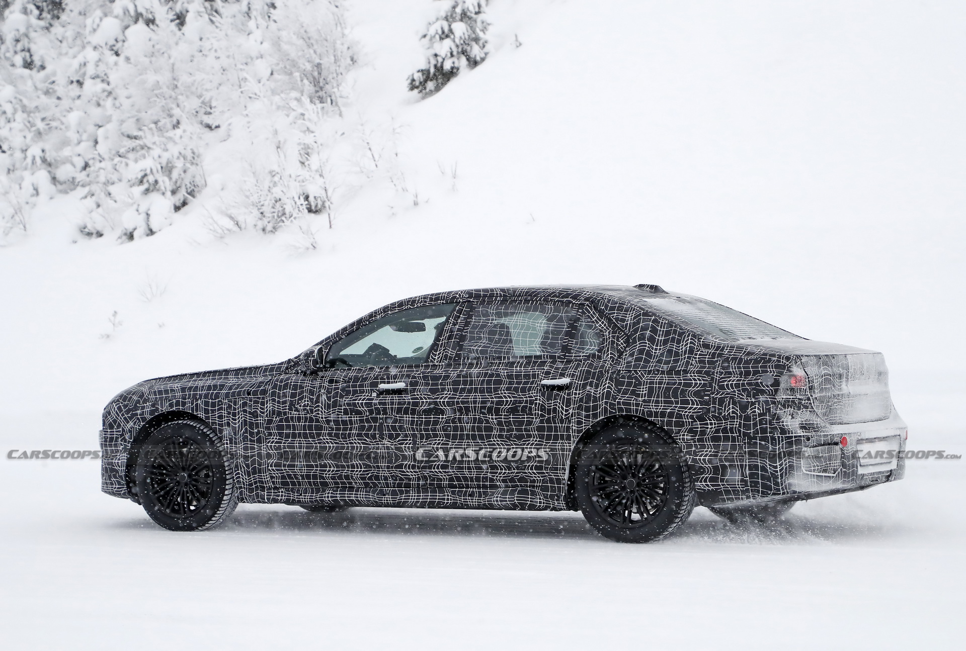 2022 BMW 7-Series Prototype Needs More Camo To Hide That Face