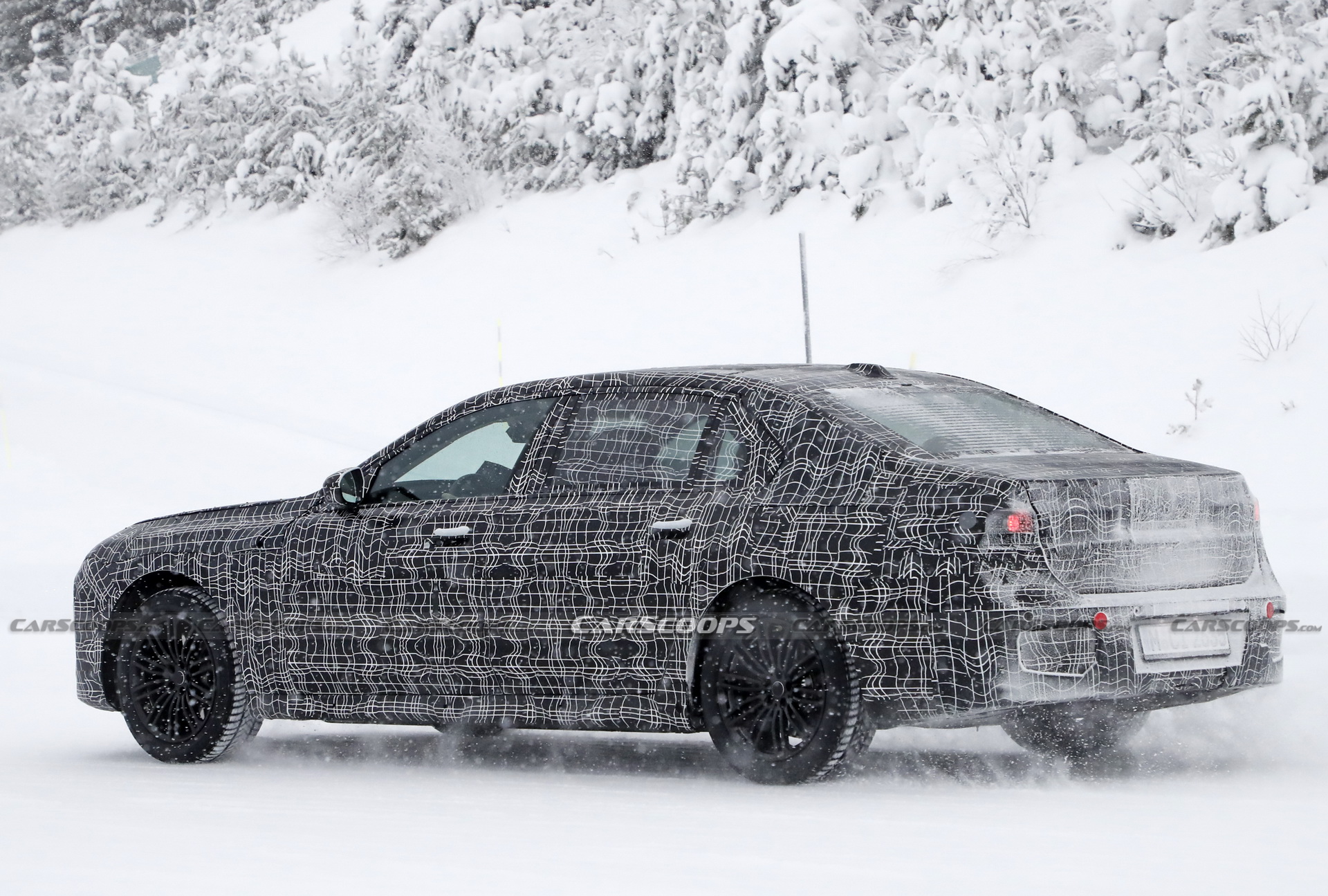 2022 BMW 7-Series Prototype Needs More Camo To Hide That Face