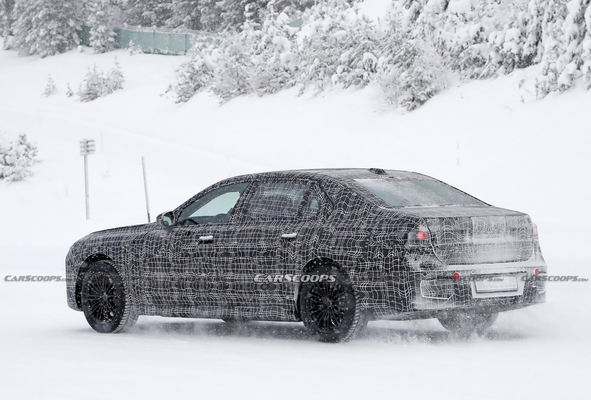 2022 BMW 7-Series Prototype Needs More Camo To Hide That Face