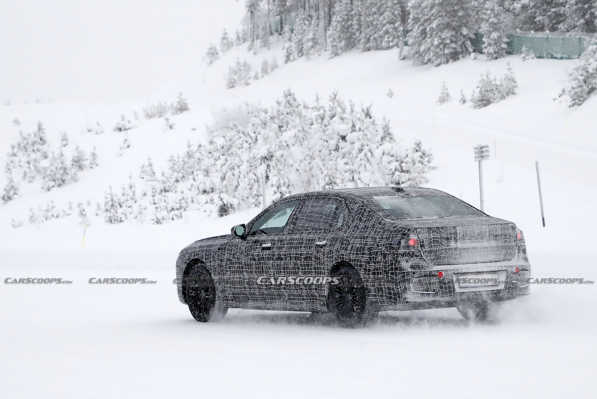 2022 BMW 7-Series Prototype Needs More Camo To Hide That Face