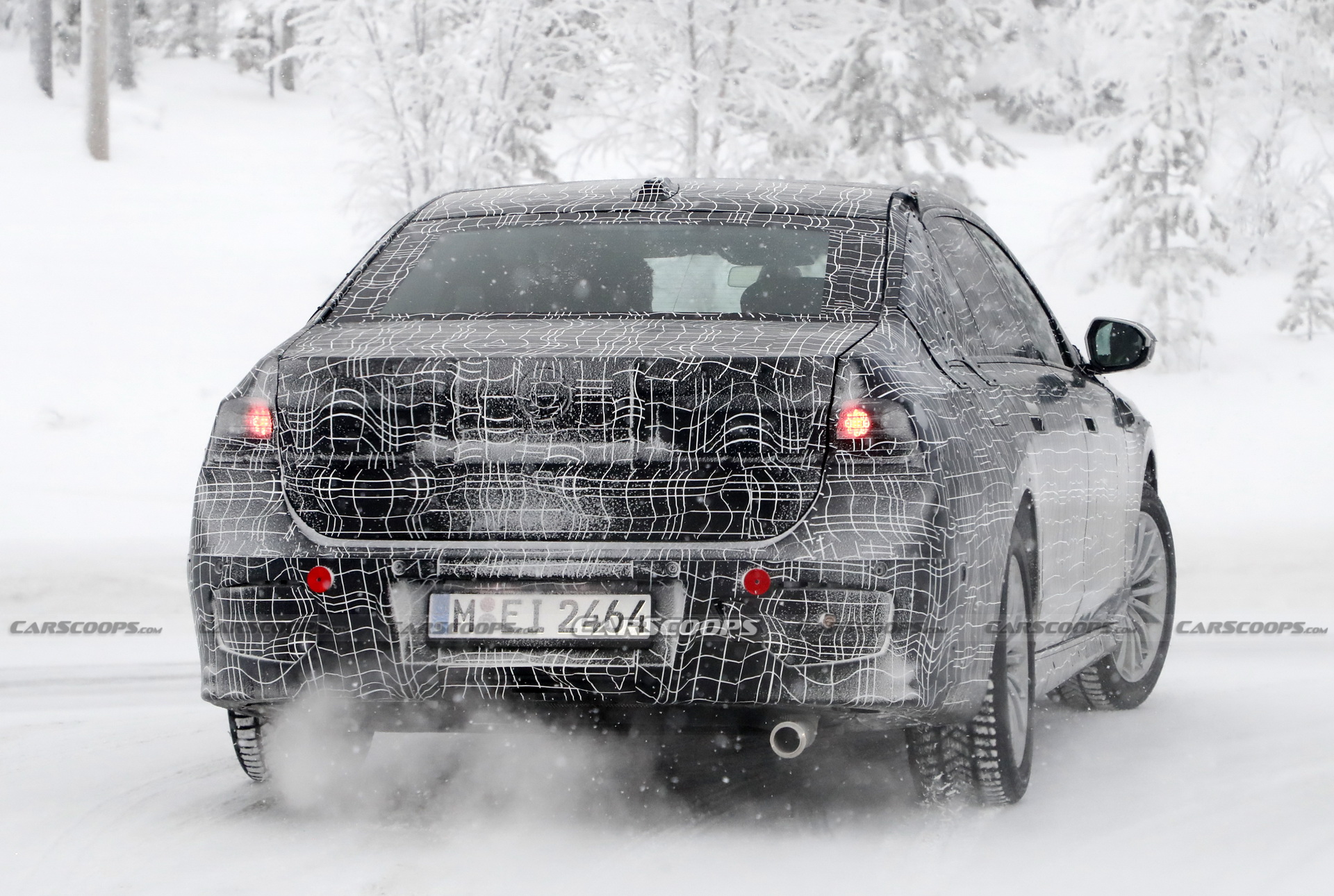 2022 BMW 7-Series Prototype Needs More Camo To Hide That Face