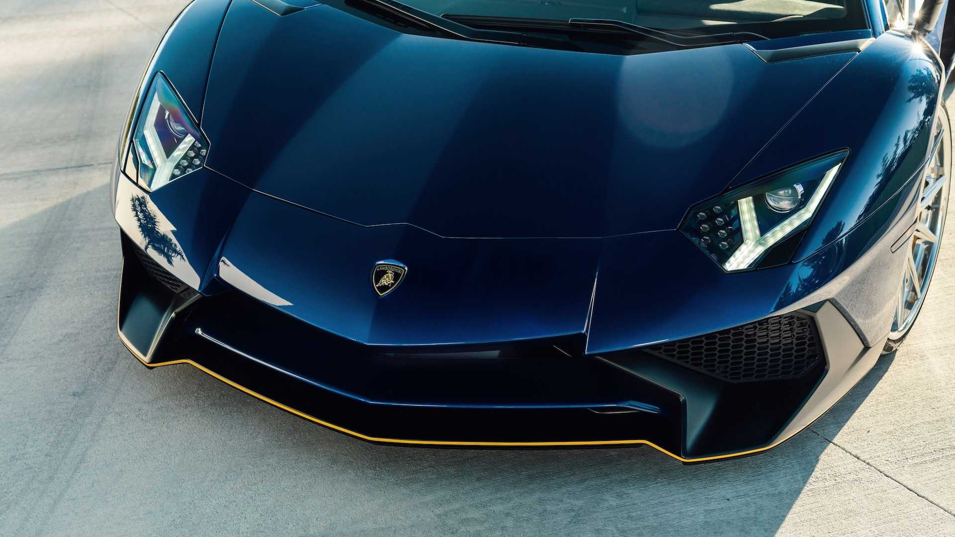 Does This Blue Lamborghini Aventador SV Look Better With 22-Inch Aftermarket Wheels?