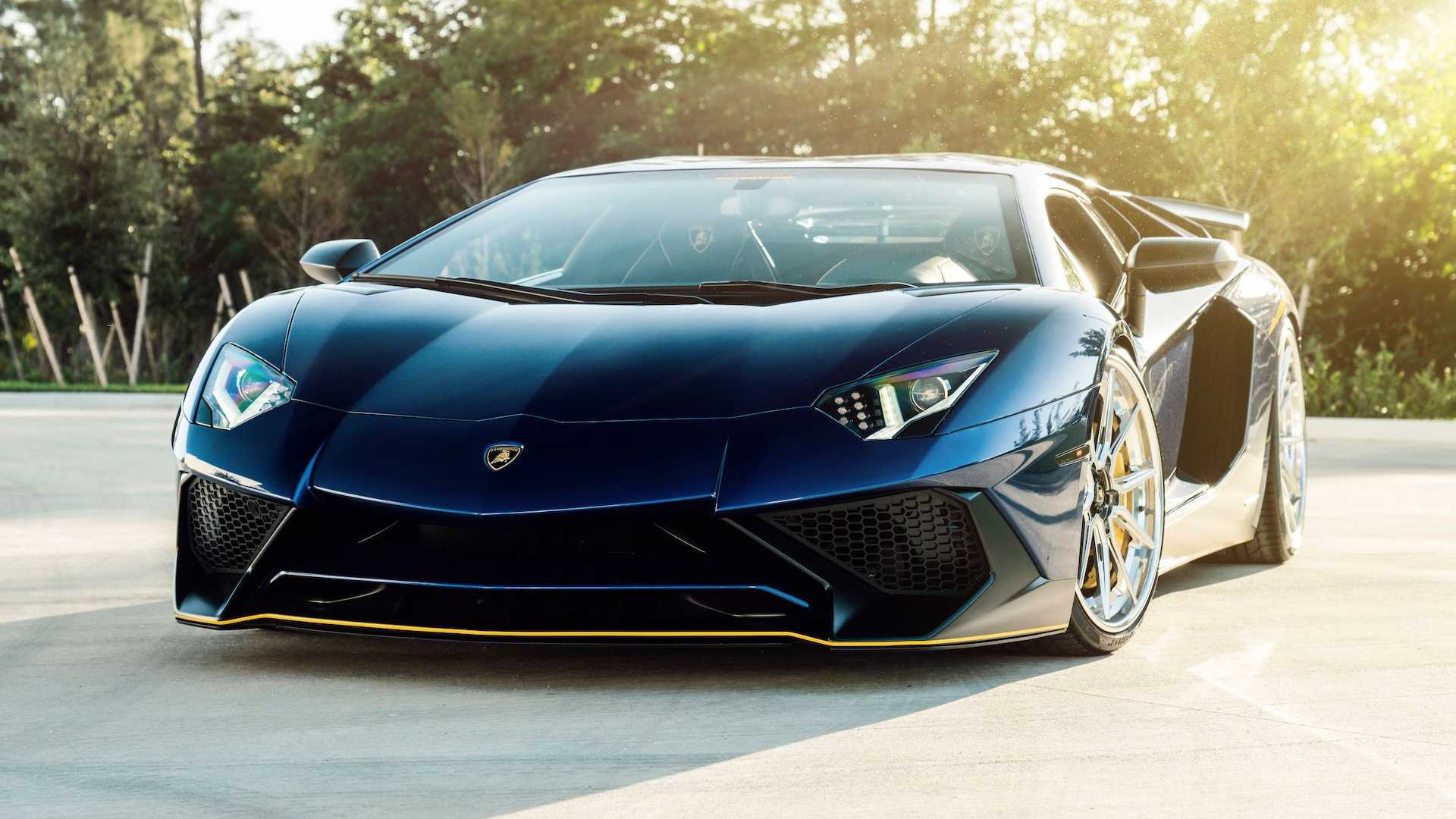 Does This Blue Lamborghini Aventador SV Look Better With 22-Inch Aftermarket Wheels?