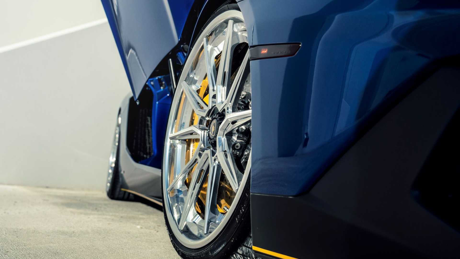 Does This Blue Lamborghini Aventador SV Look Better With 22-Inch Aftermarket Wheels?
