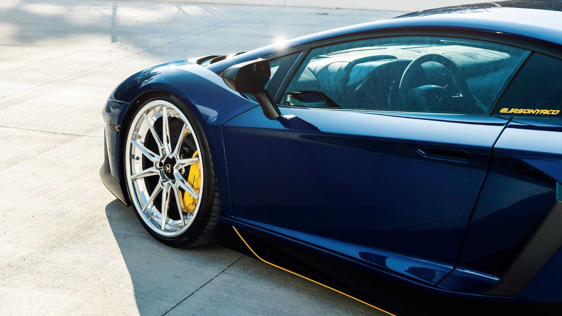 Does This Blue Lamborghini Aventador SV Look Better With 22-Inch Aftermarket Wheels?