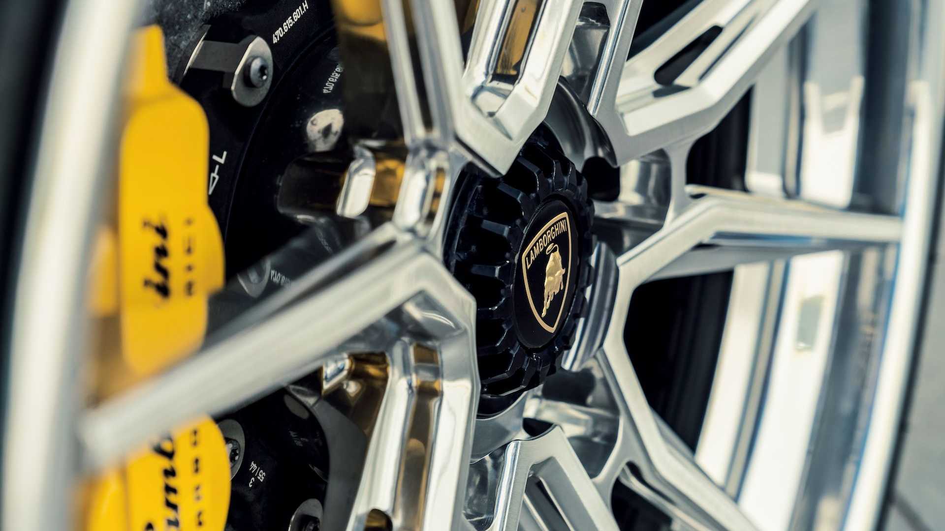 Does This Blue Lamborghini Aventador SV Look Better With 22-Inch Aftermarket Wheels?