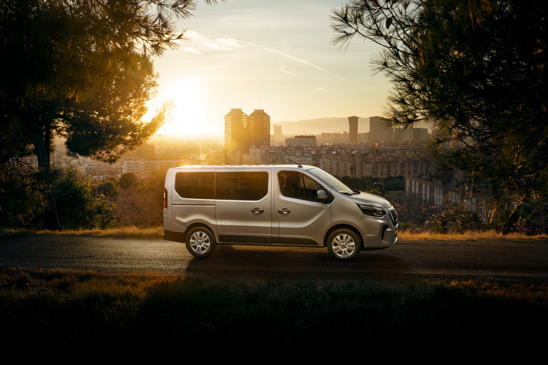 Nissan NV300 Combi Facelift Brings New Looks And A Higher Quality Interior