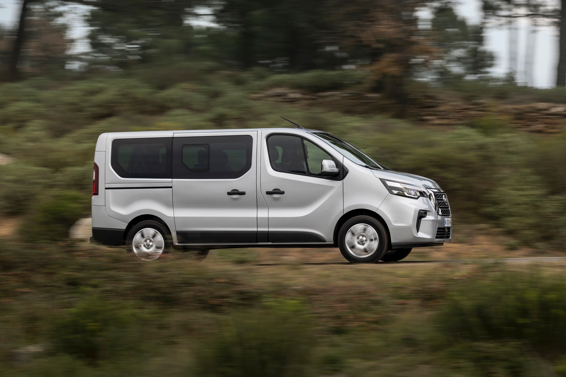 Nissan NV300 Combi Facelift Brings New Looks And A Higher Quality Interior