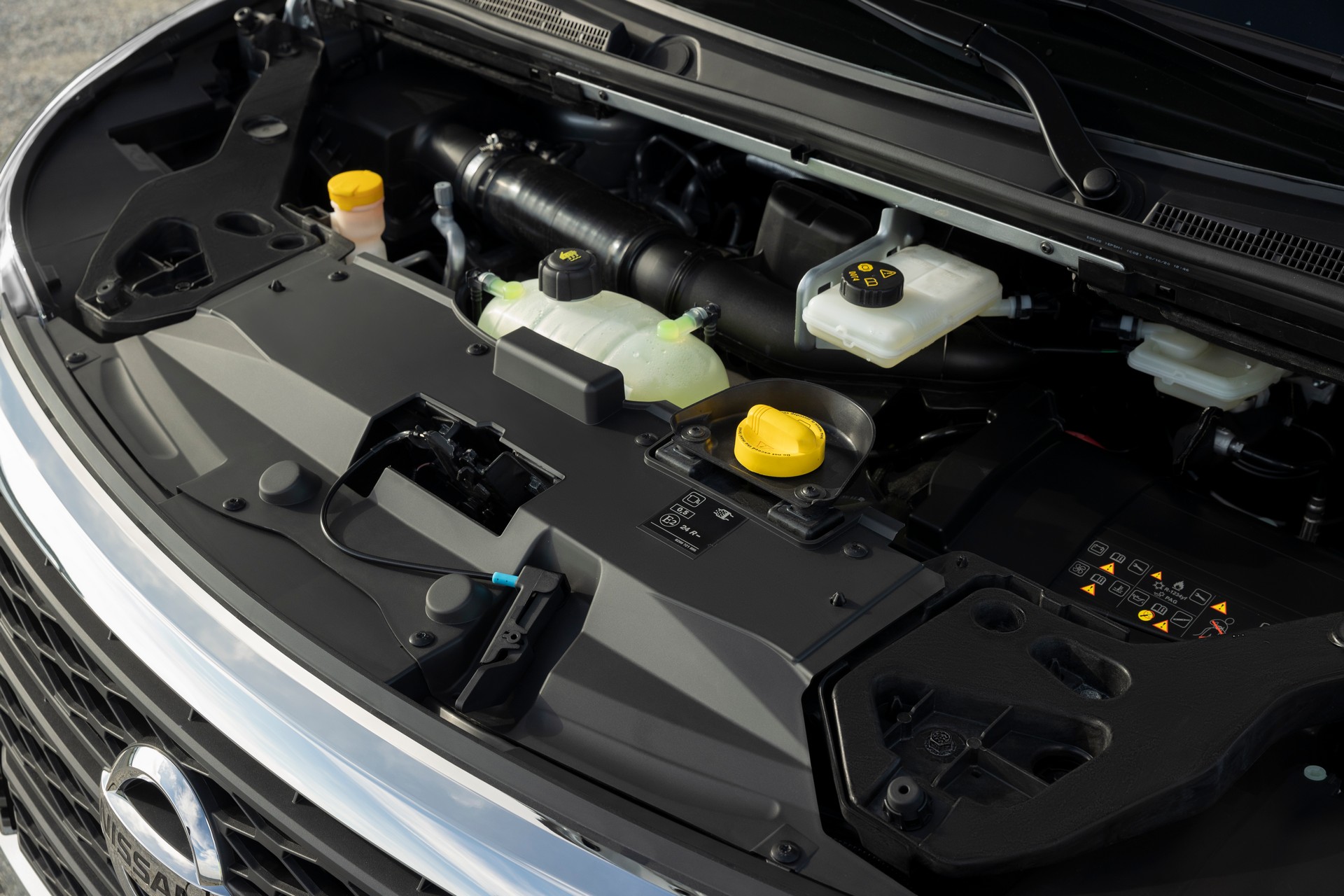 Nissan NV300 Combi Facelift Brings New Looks And A Higher Quality Interior