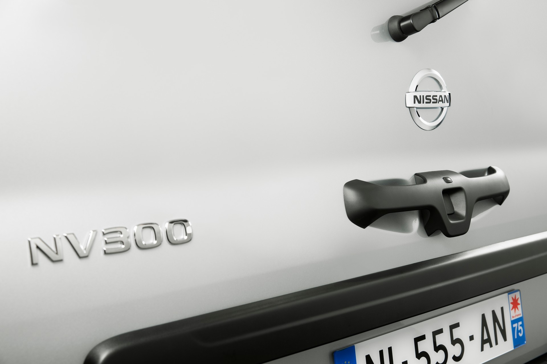 Nissan NV300 Combi Facelift Brings New Looks And A Higher Quality Interior