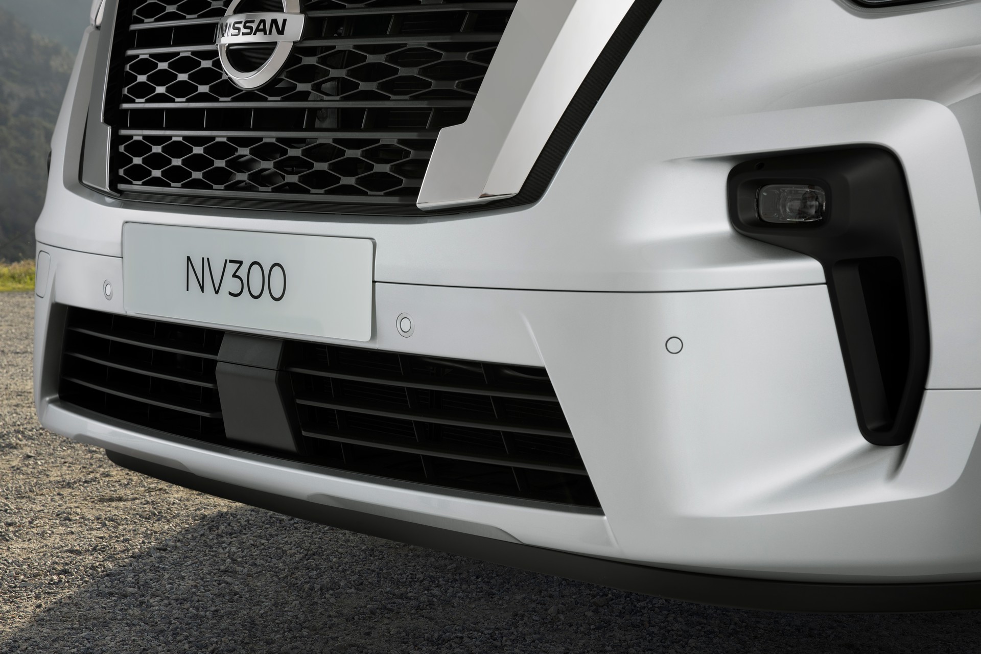 Nissan NV300 Combi Facelift Brings New Looks And A Higher Quality Interior