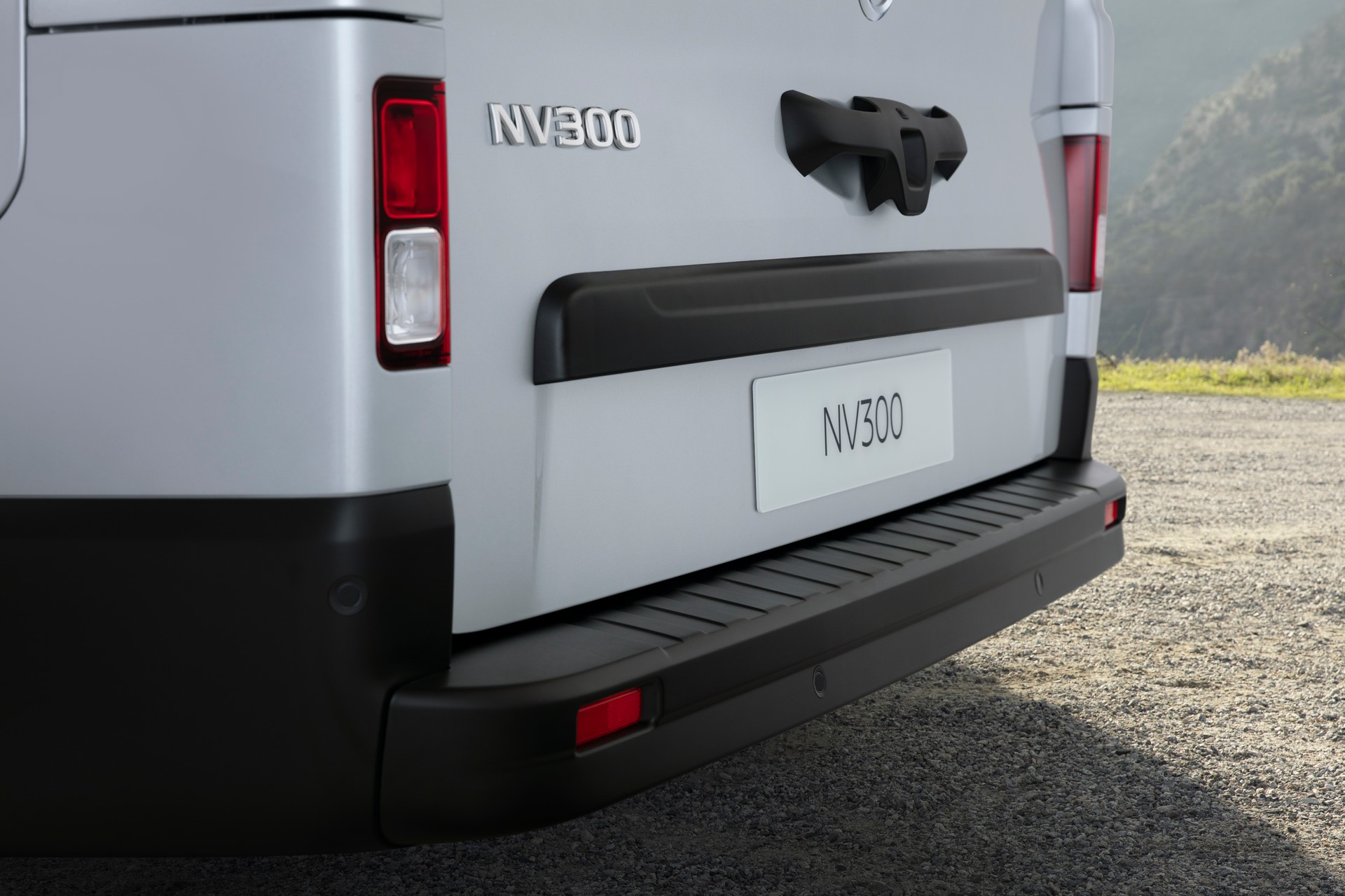 Nissan NV300 Combi Facelift Brings New Looks And A Higher Quality Interior