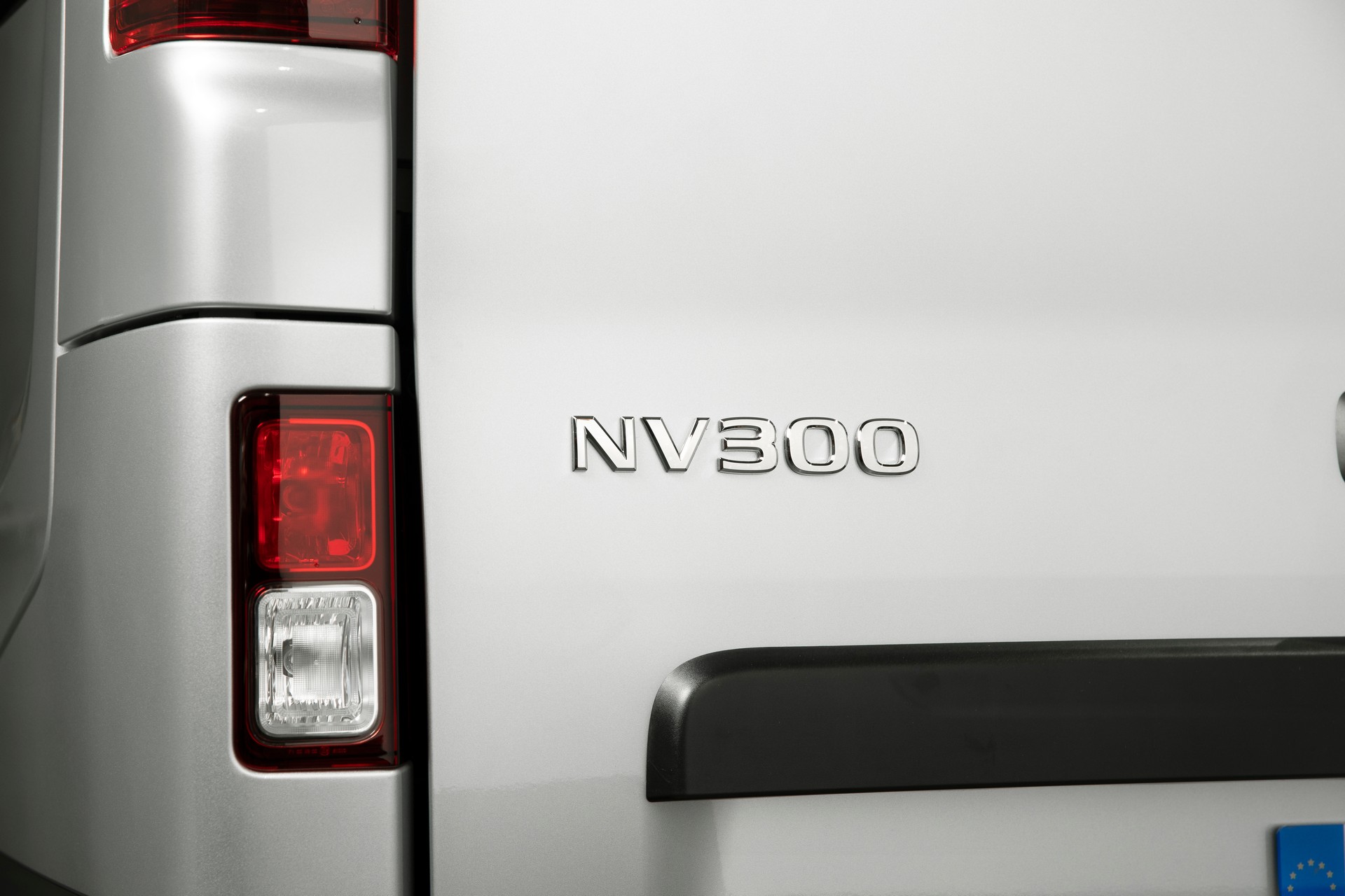 Nissan NV300 Combi Facelift Brings New Looks And A Higher Quality Interior