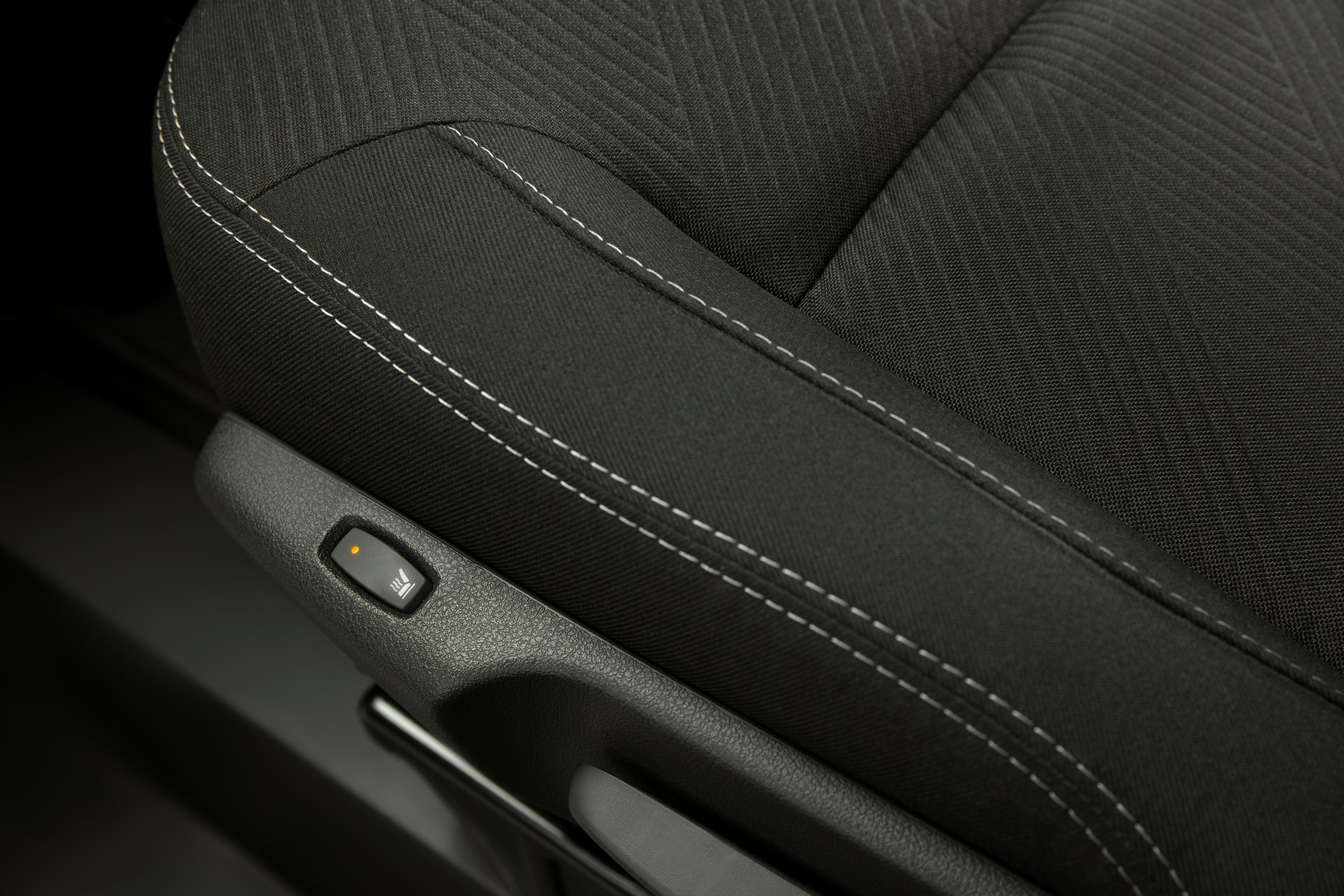 Nissan NV300 Combi Facelift Brings New Looks And A Higher Quality Interior