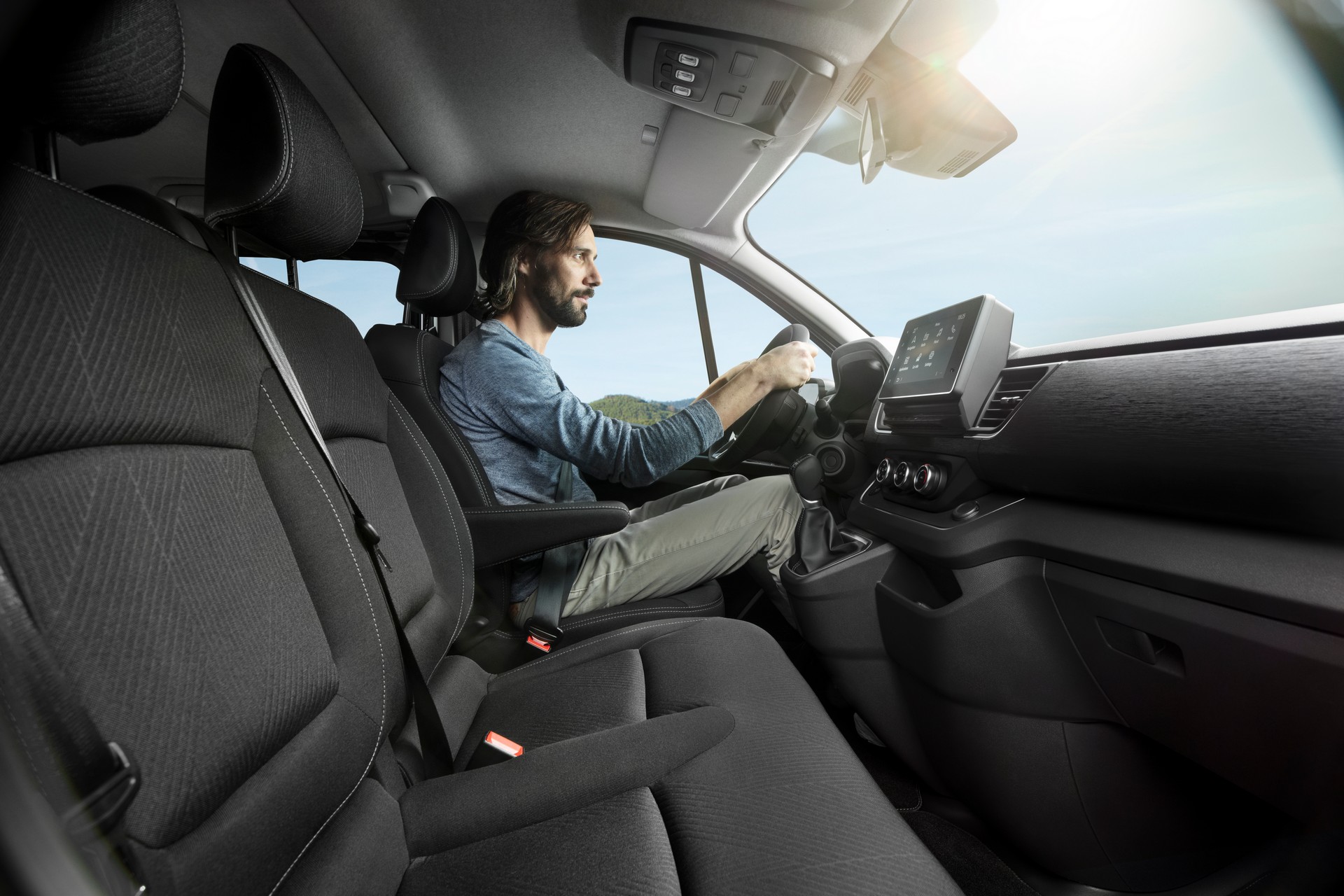 Nissan NV300 Combi Facelift Brings New Looks And A Higher Quality Interior