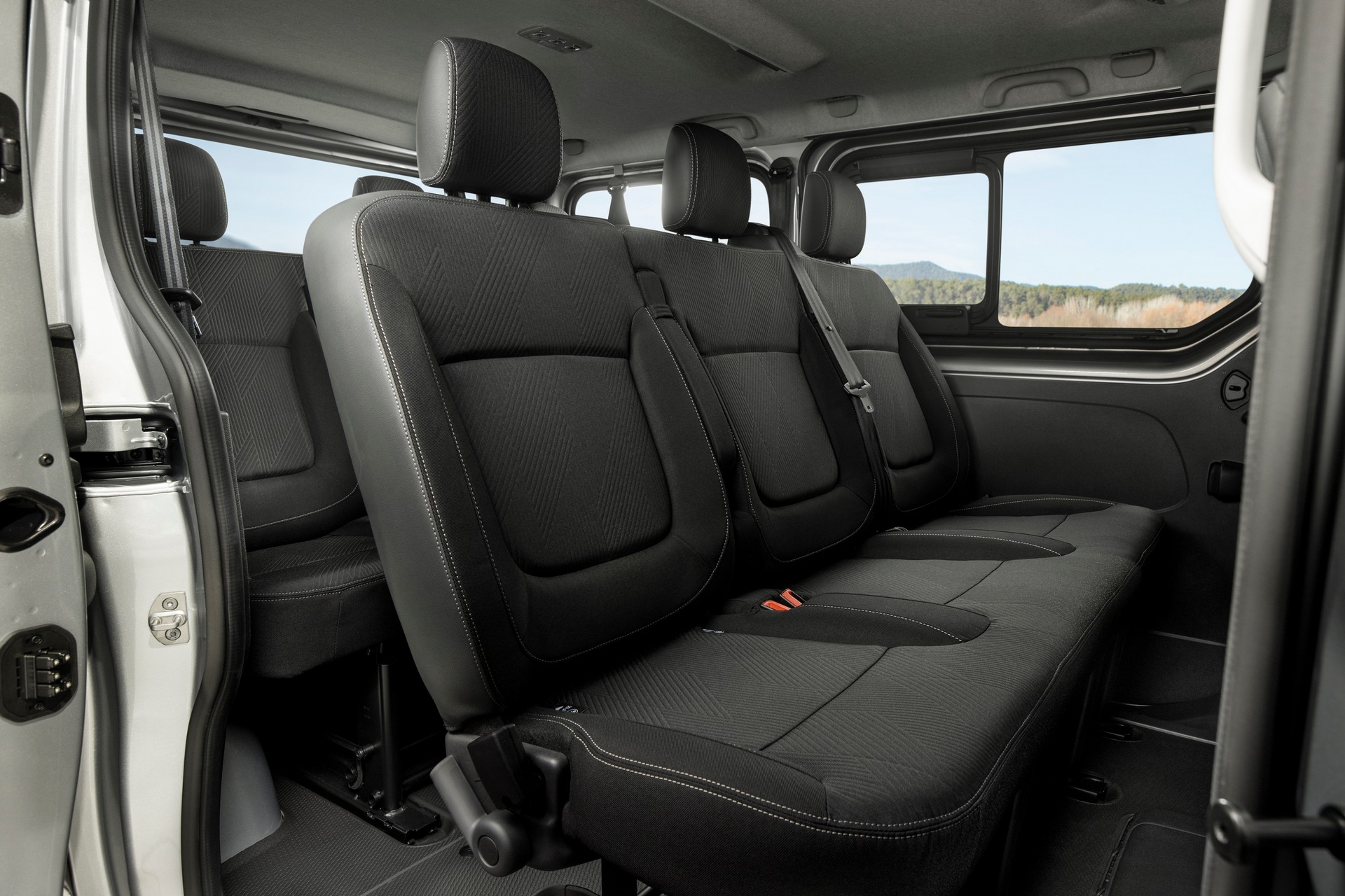 Nissan NV300 Combi Facelift Brings New Looks And A Higher Quality Interior