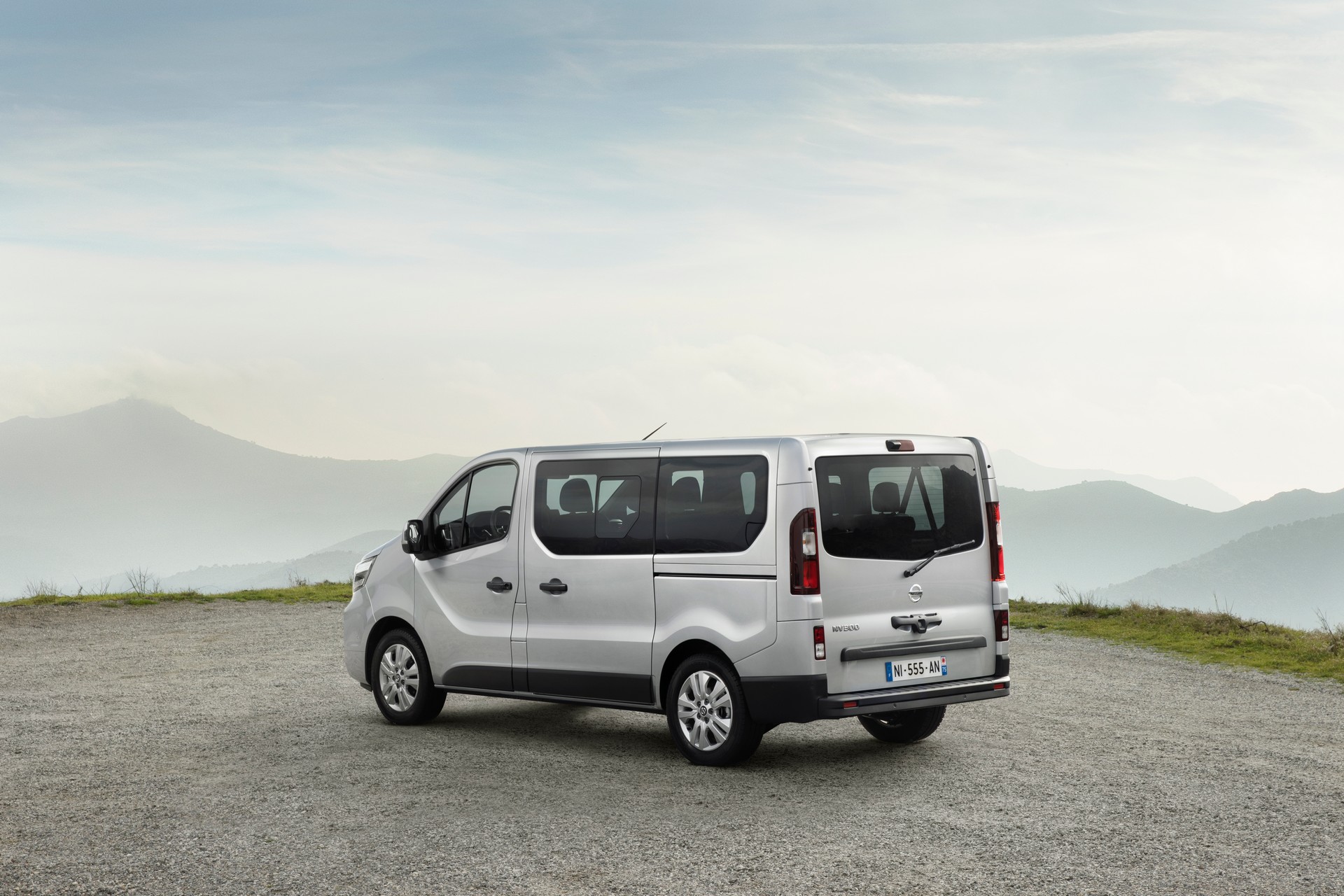 Nissan NV300 Combi Facelift Brings New Looks And A Higher Quality Interior