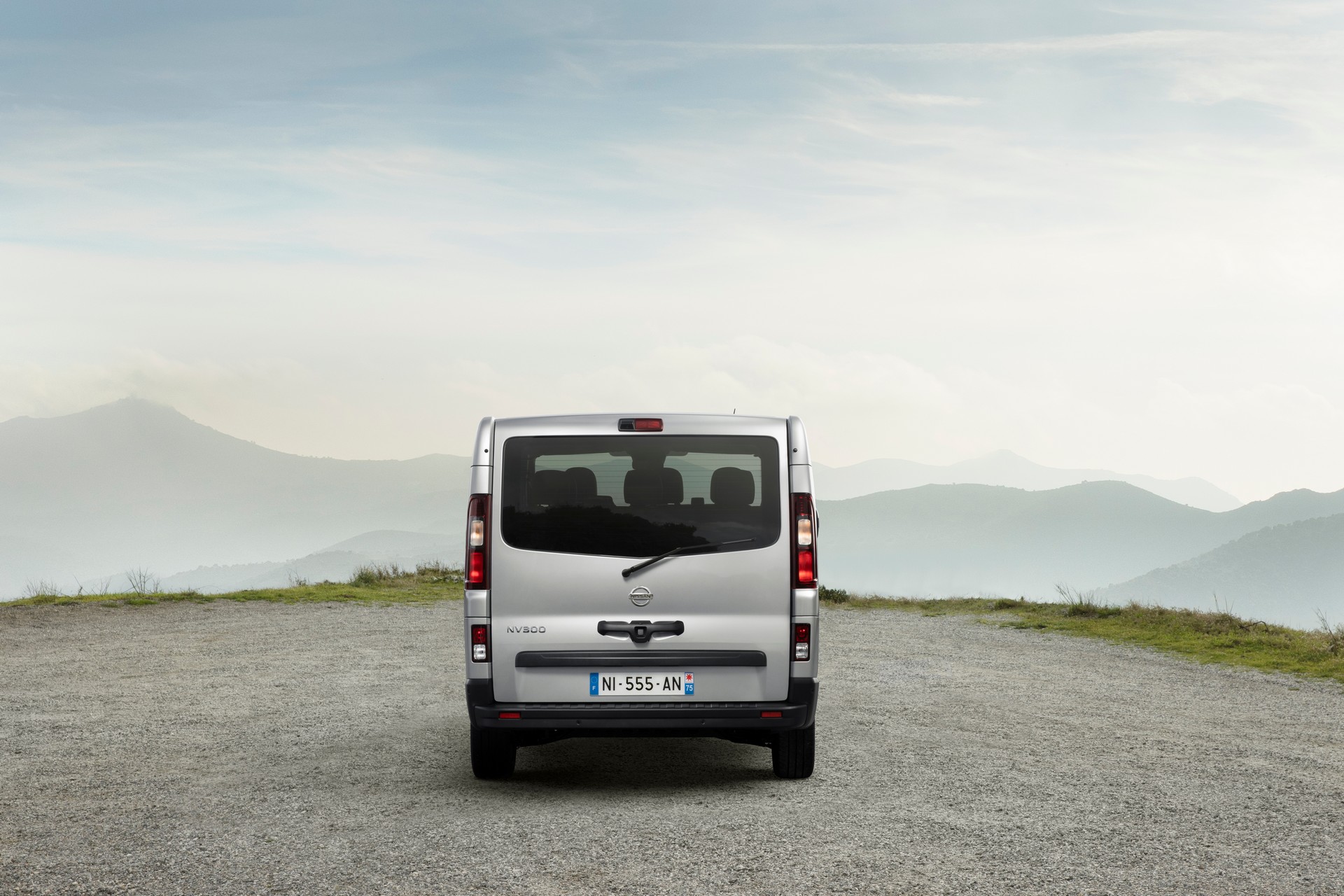 Nissan NV300 Combi Facelift Brings New Looks And A Higher Quality Interior