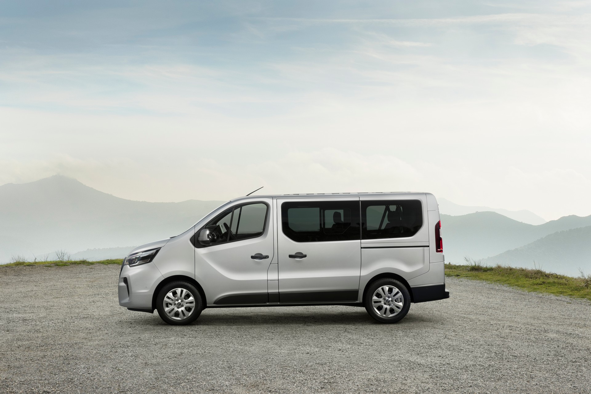 Nissan NV300 Combi Facelift Brings New Looks And A Higher Quality Interior