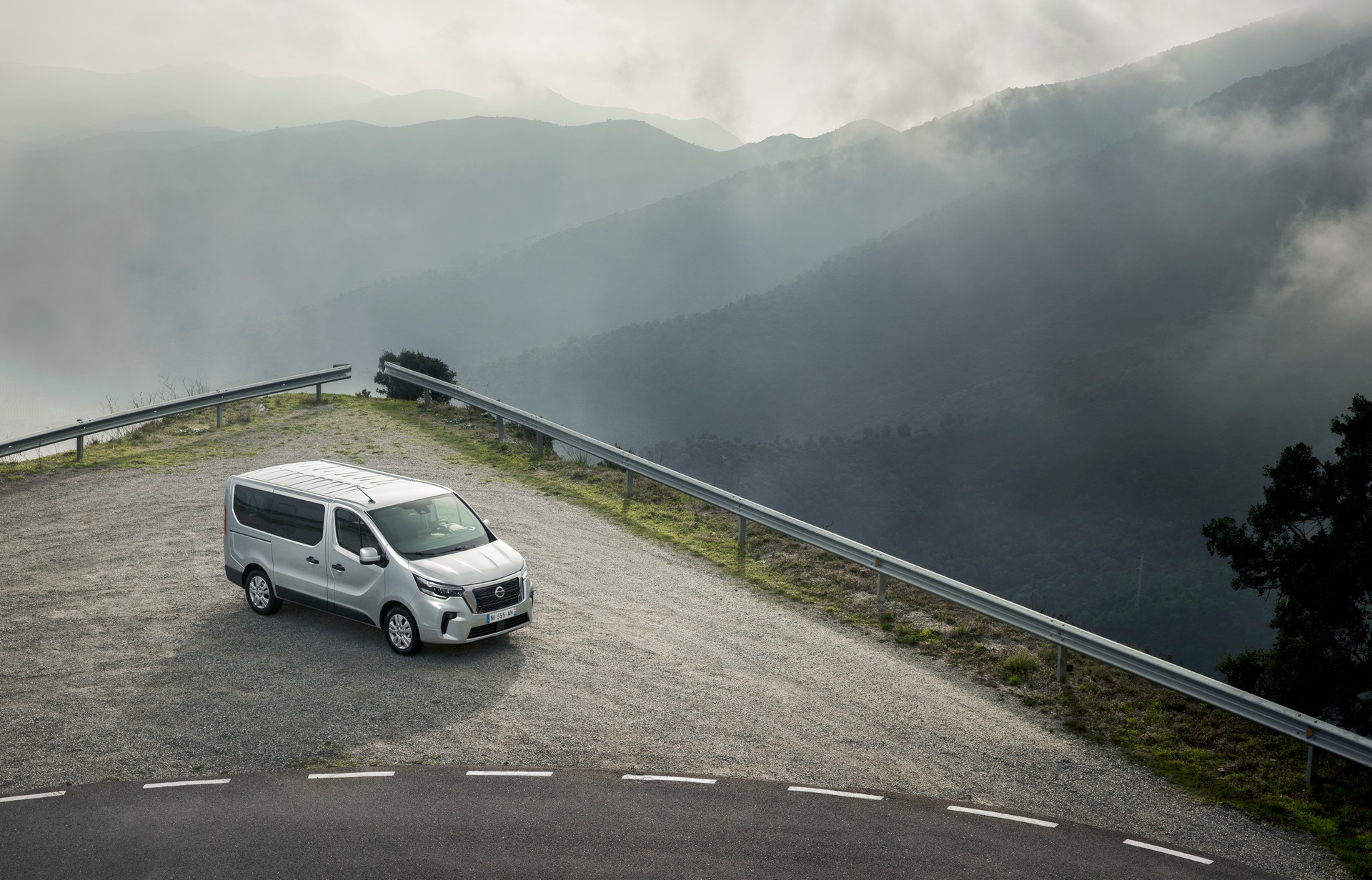 Nissan NV300 Combi Facelift Brings New Looks And A Higher Quality Interior