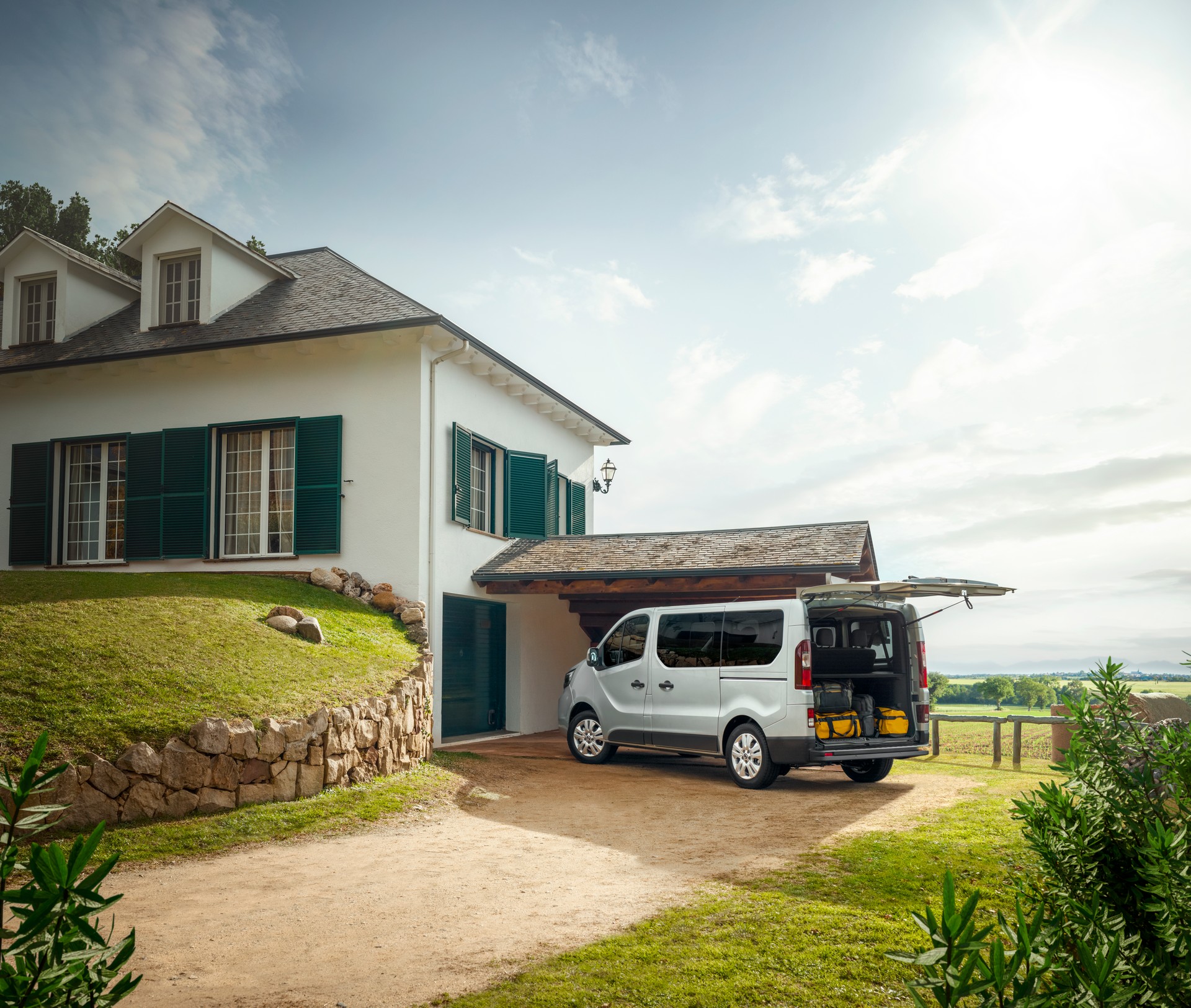 Nissan NV300 Combi Facelift Brings New Looks And A Higher Quality Interior