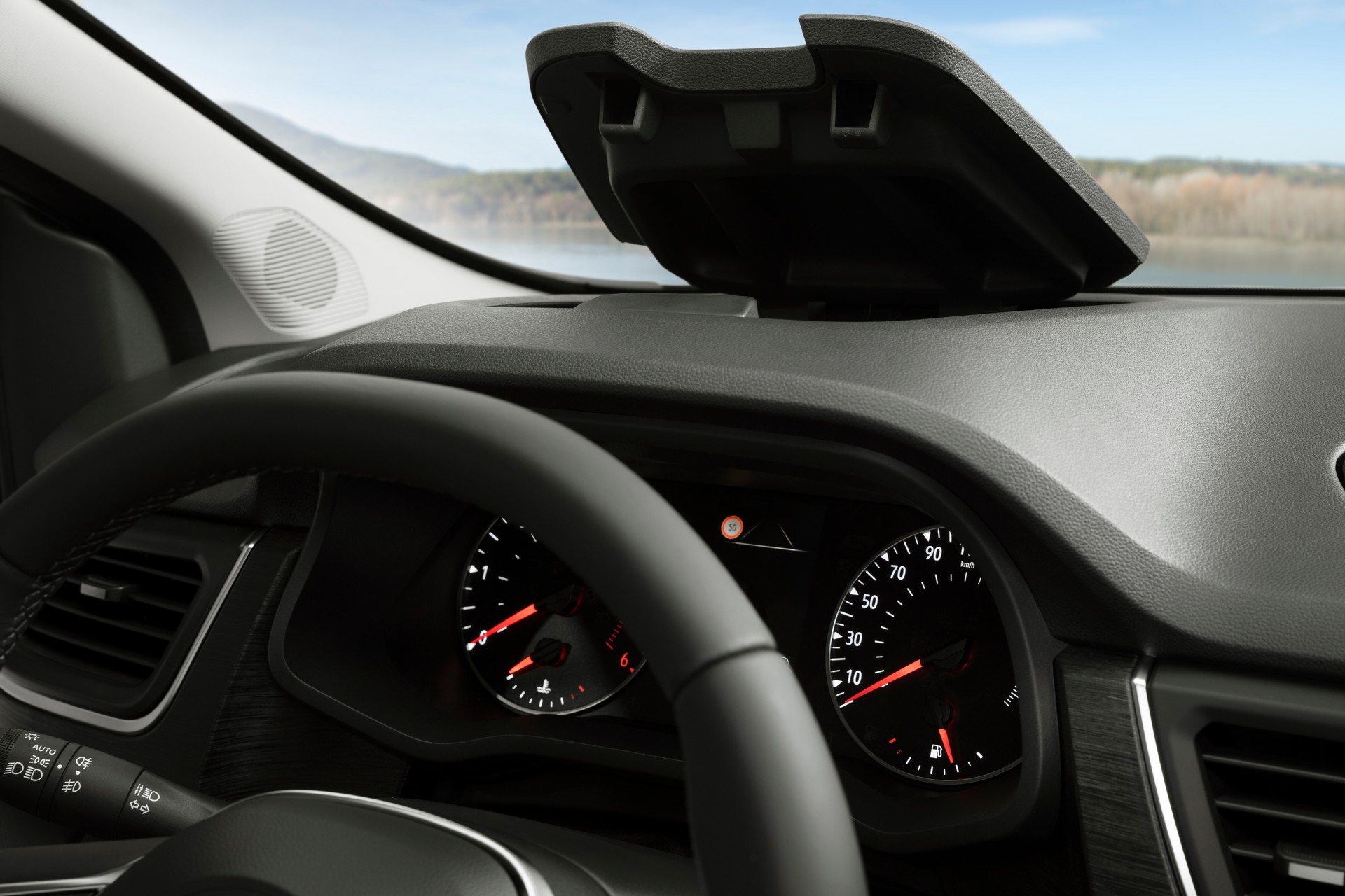 Nissan NV300 Combi Facelift Brings New Looks And A Higher Quality Interior