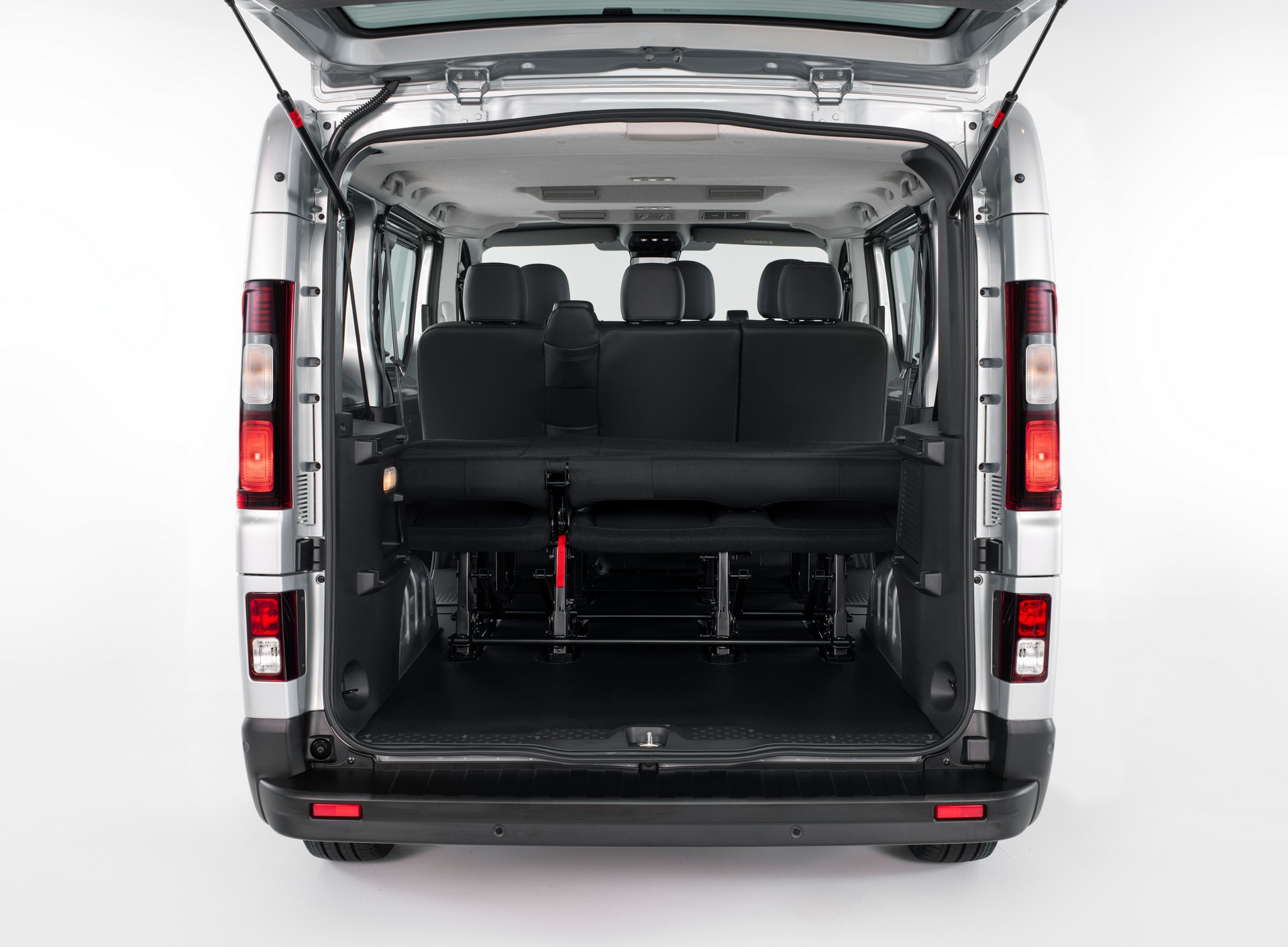 Nissan NV300 Combi Facelift Brings New Looks And A Higher Quality Interior