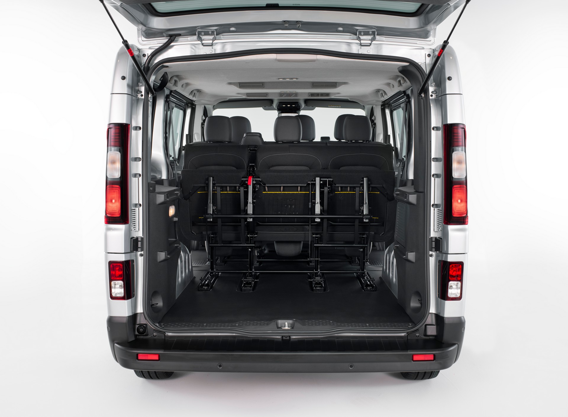 Nissan NV300 Combi Facelift Brings New Looks And A Higher Quality Interior