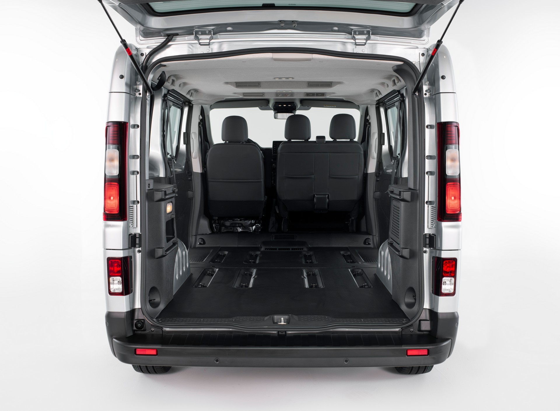 Nissan NV300 Combi Facelift Brings New Looks And A Higher Quality Interior