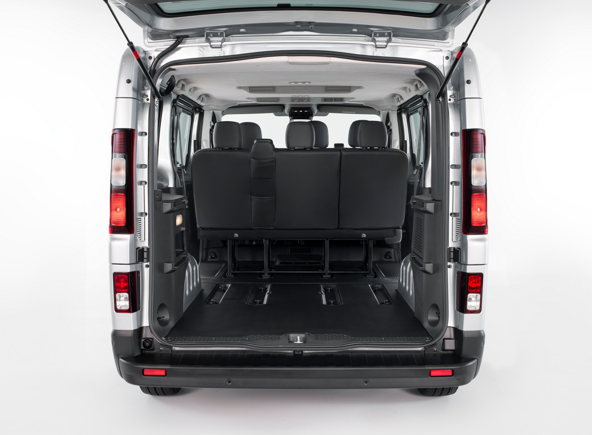 Nissan NV300 Combi Facelift Brings New Looks And A Higher Quality Interior