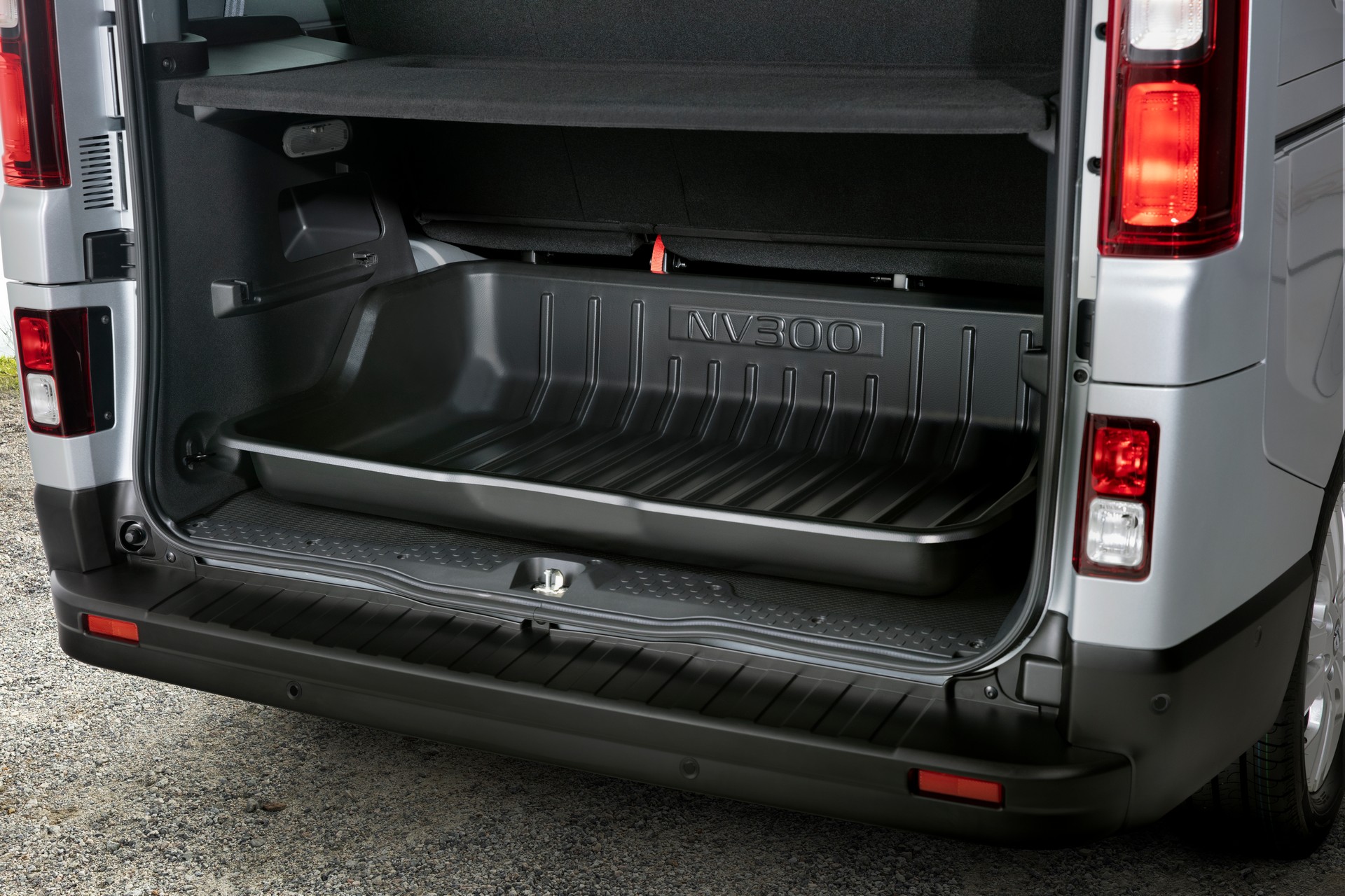 Nissan NV300 Combi Facelift Brings New Looks And A Higher Quality Interior