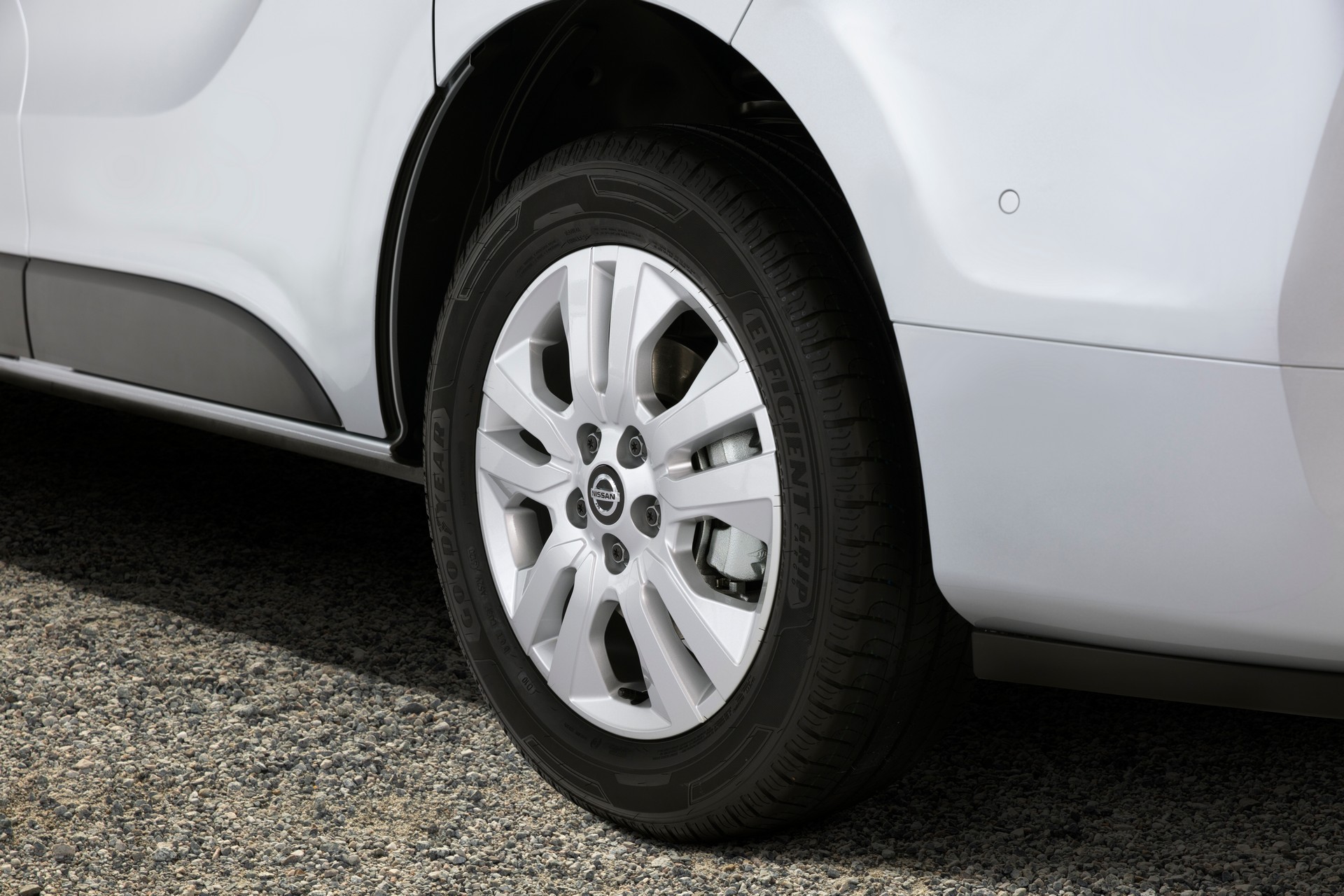 Nissan NV300 Combi Facelift Brings New Looks And A Higher Quality Interior