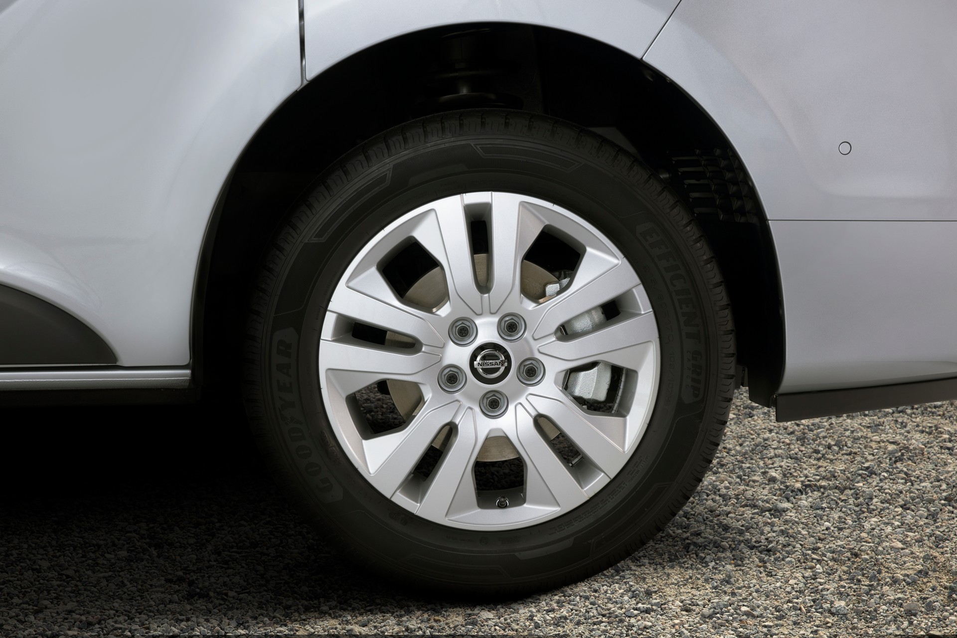 Nissan NV300 Combi Facelift Brings New Looks And A Higher Quality Interior