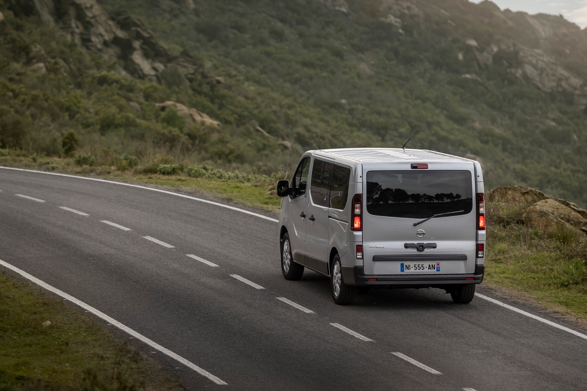 Nissan NV300 Combi Facelift Brings New Looks And A Higher Quality Interior
