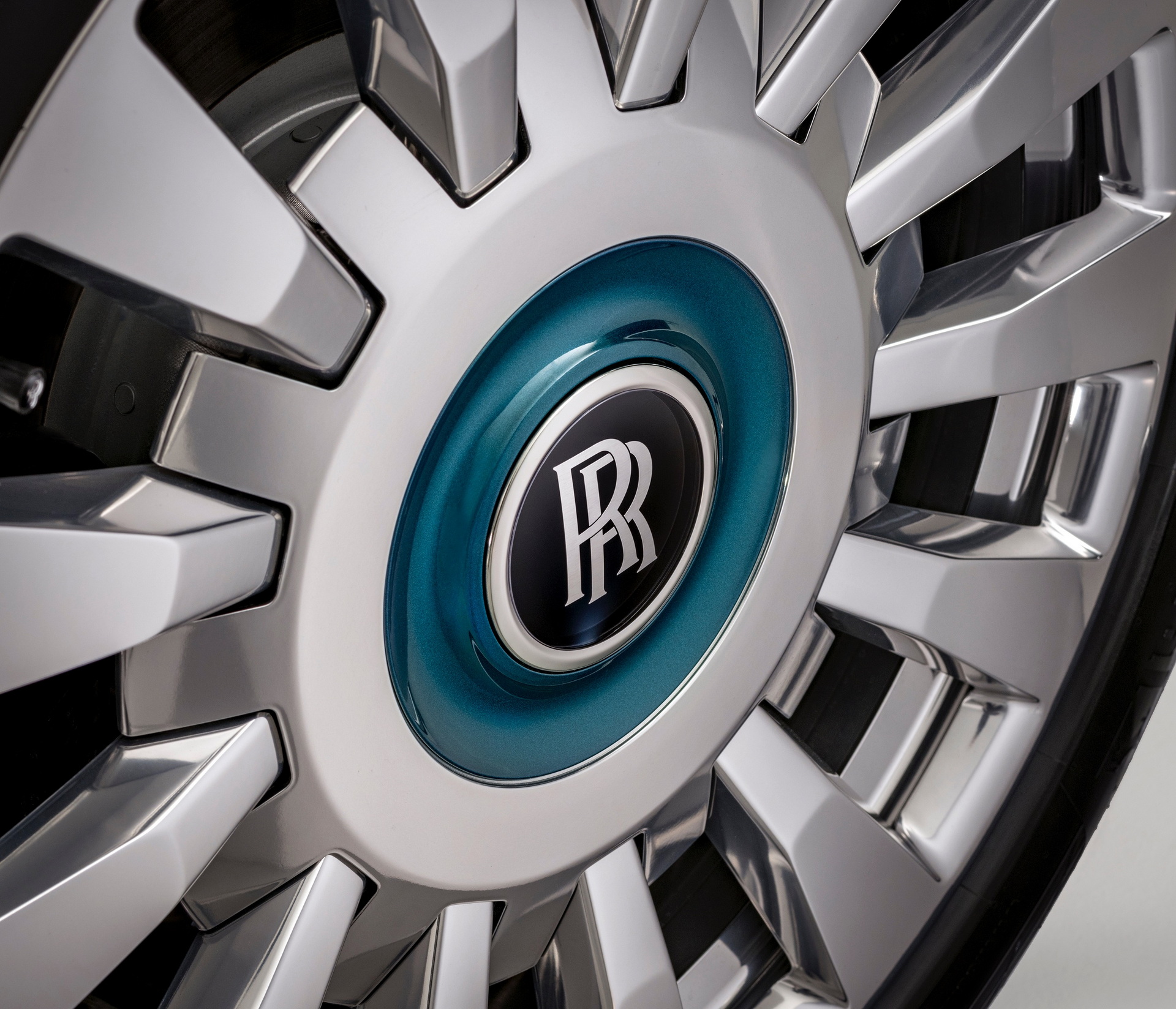 Rolls-Royce Phantom “Iridescent Opulence” Contains 3,000 Feathers