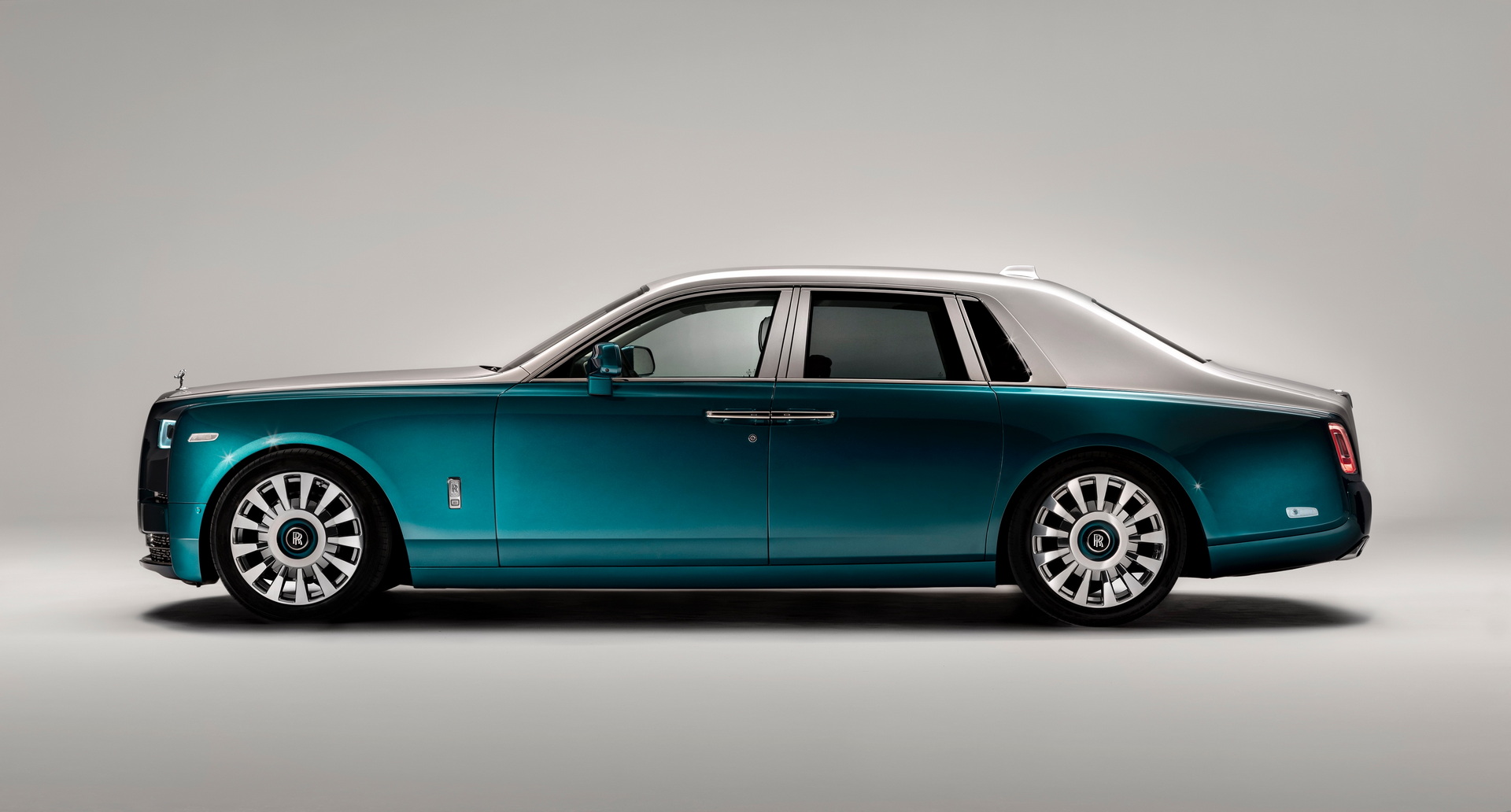 Rolls-Royce Phantom “Iridescent Opulence” Contains 3,000 Feathers
