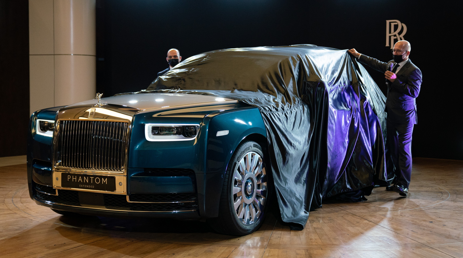 Rolls-Royce Phantom “Iridescent Opulence” Contains 3,000 Feathers