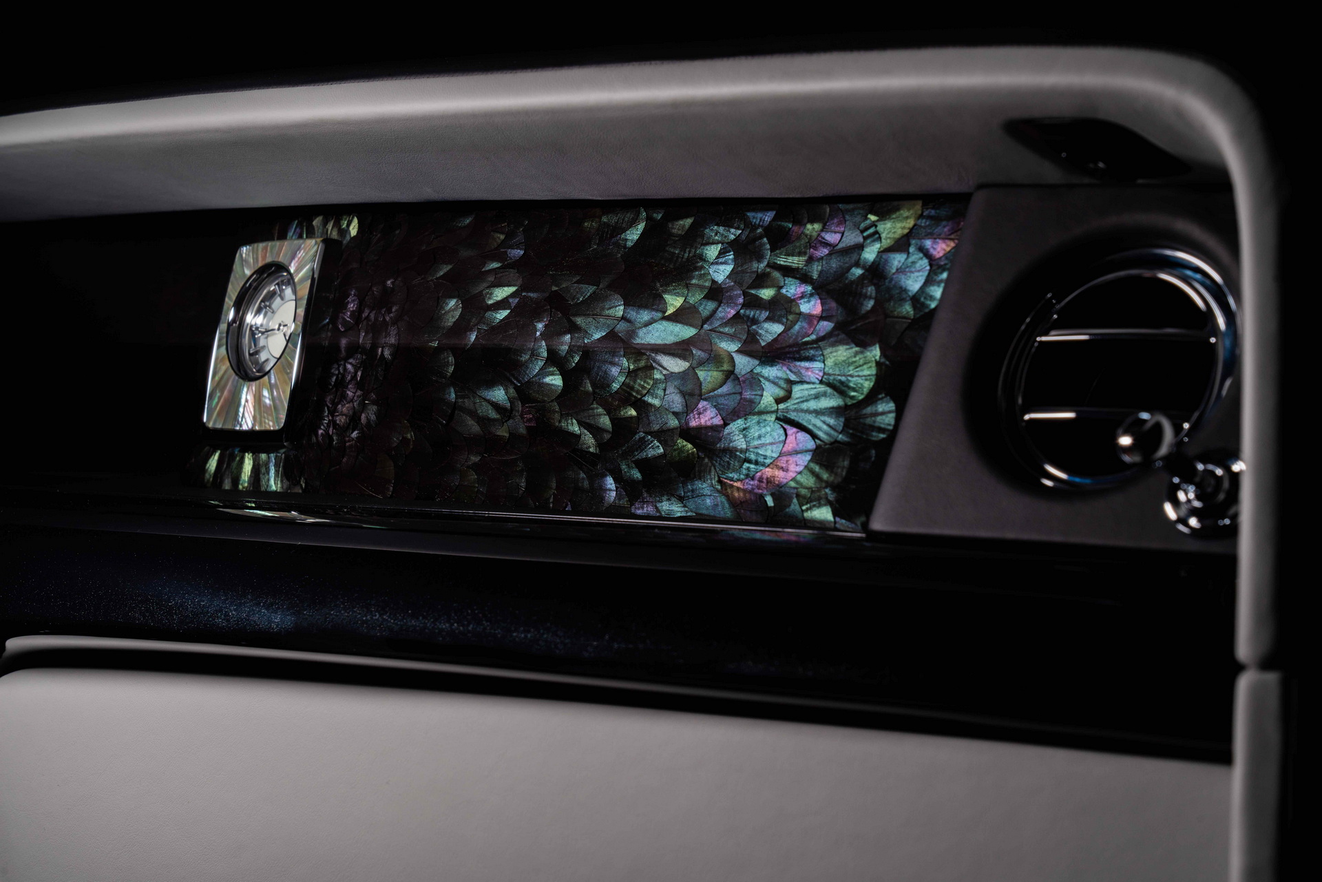 Rolls-Royce Phantom “Iridescent Opulence” Contains 3,000 Feathers